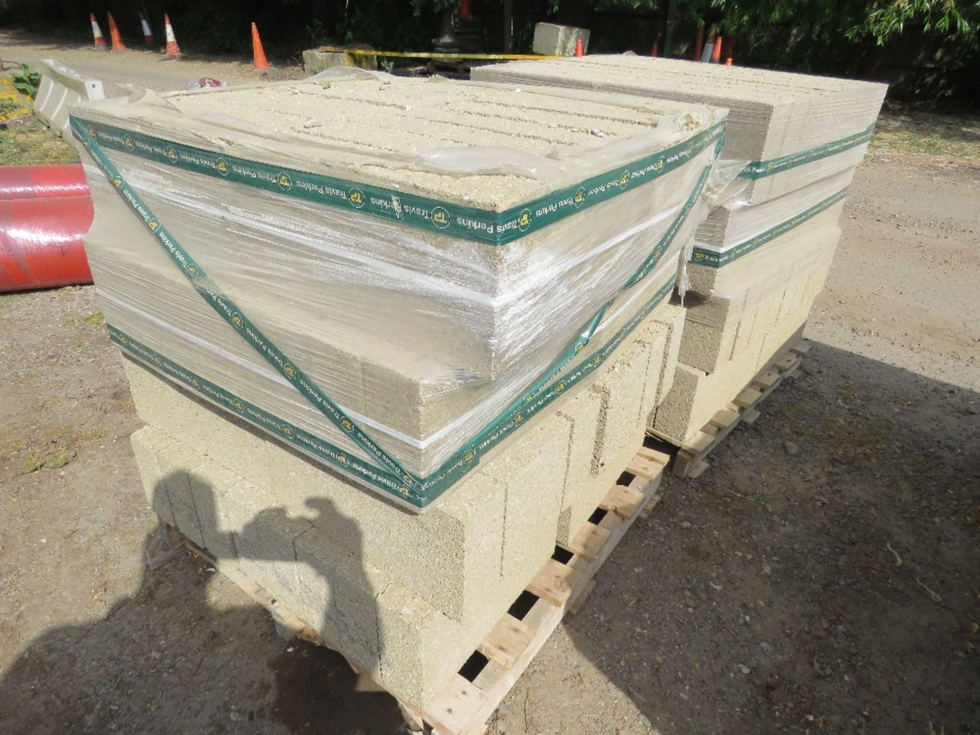 2 X PALLETS OF CONCRETE BUILDING BLOCKS, 440MM X 100MM X 210MM APPROX @ 64NO PER PALLET APPROX. T - Image 4 of 4