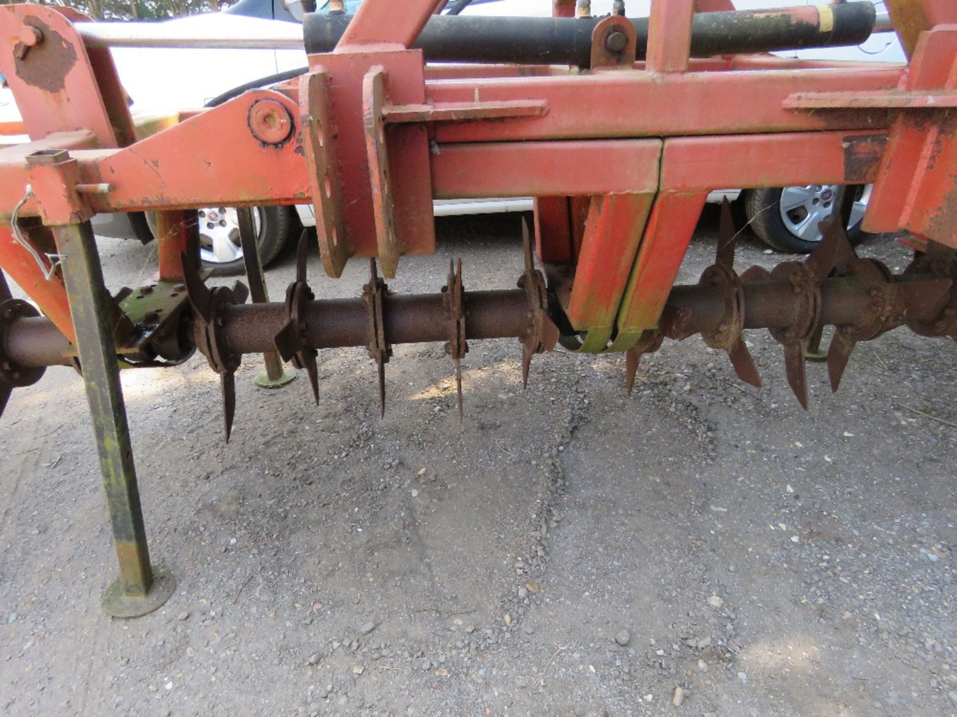 TRACTOR MOUNTED HYDRAULIC POWERED FOLDING PASTURE SLITTER UNIT, 13FT WIDTH APPROX, TWIN MOUNTING BRA - Image 3 of 6