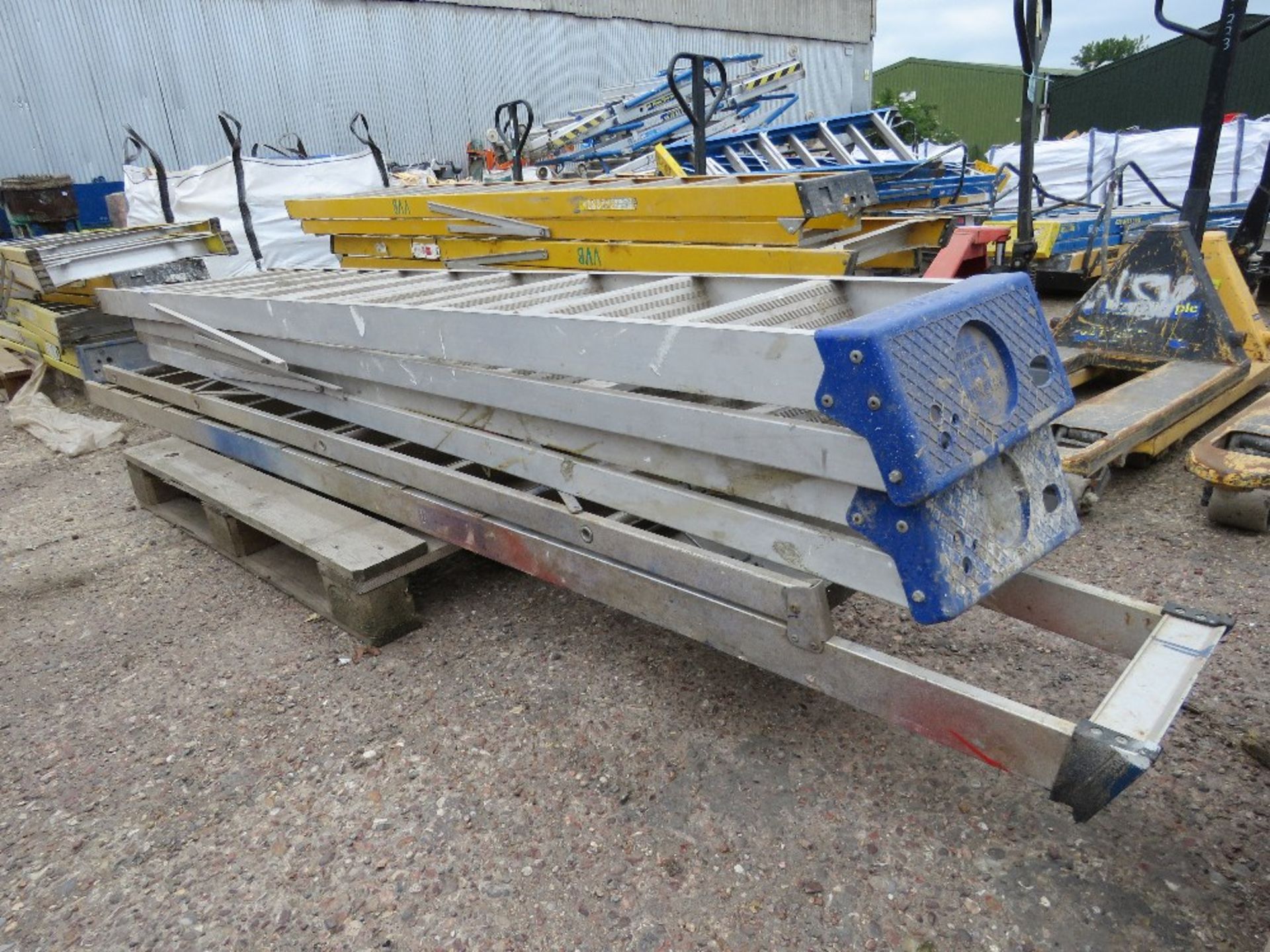 3NO SETS OF ALUMINIUM STEP LADDERS. THIS LOT IS SOLD UNDER THE AUCTIONEERS MARGIN SCHEME, THEREFO - Image 2 of 4