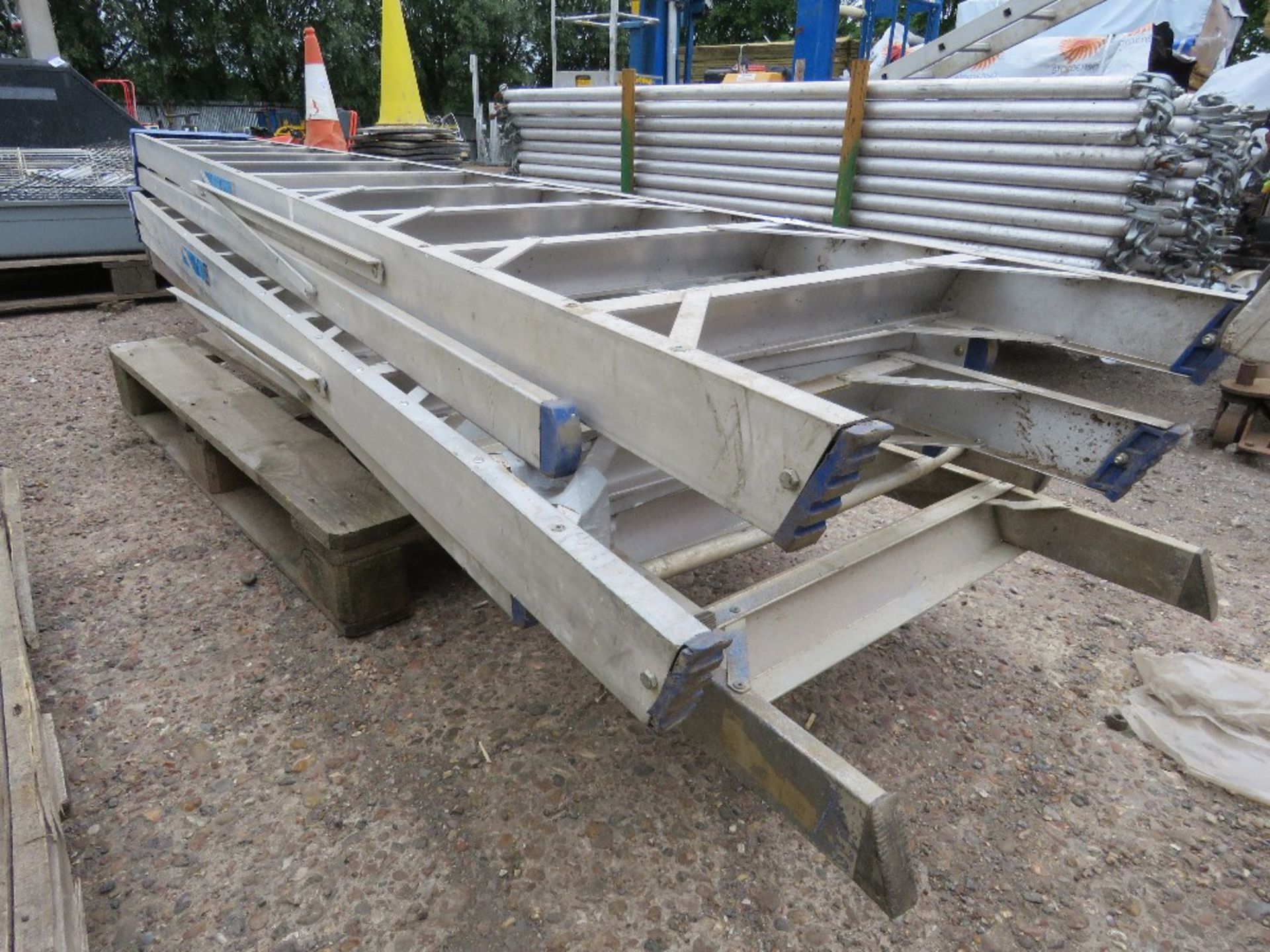 3NO SETS OF ALUMINIUM STEP LADDERS. THIS LOT IS SOLD UNDER THE AUCTIONEERS MARGIN SCHEME, THEREFO - Image 4 of 4