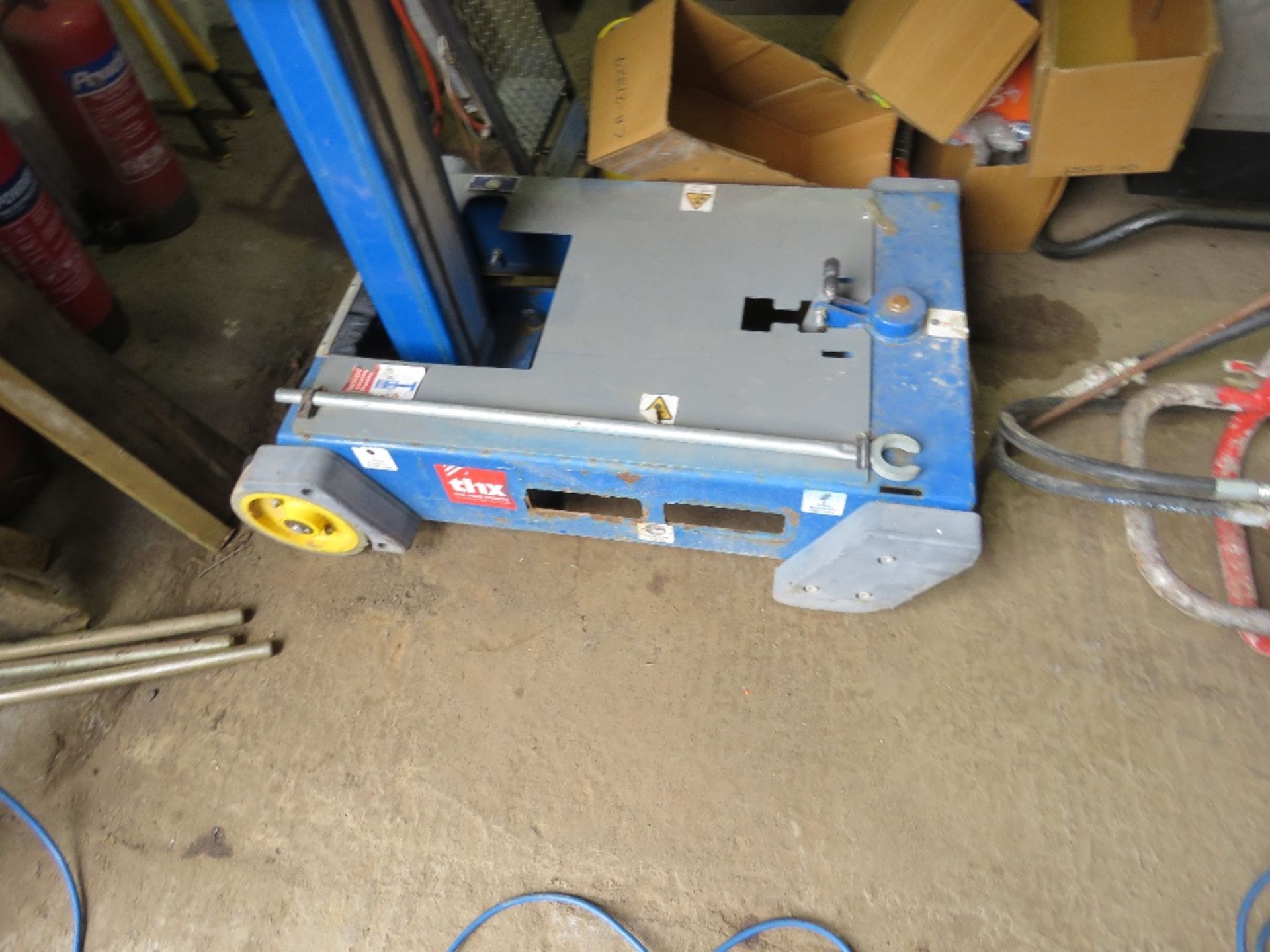 PECOLIFT MAST TYPE MANUAL OPERATED PERSONEL LIFT. YEAR 2017 BUILD. THX4792. - Image 4 of 5