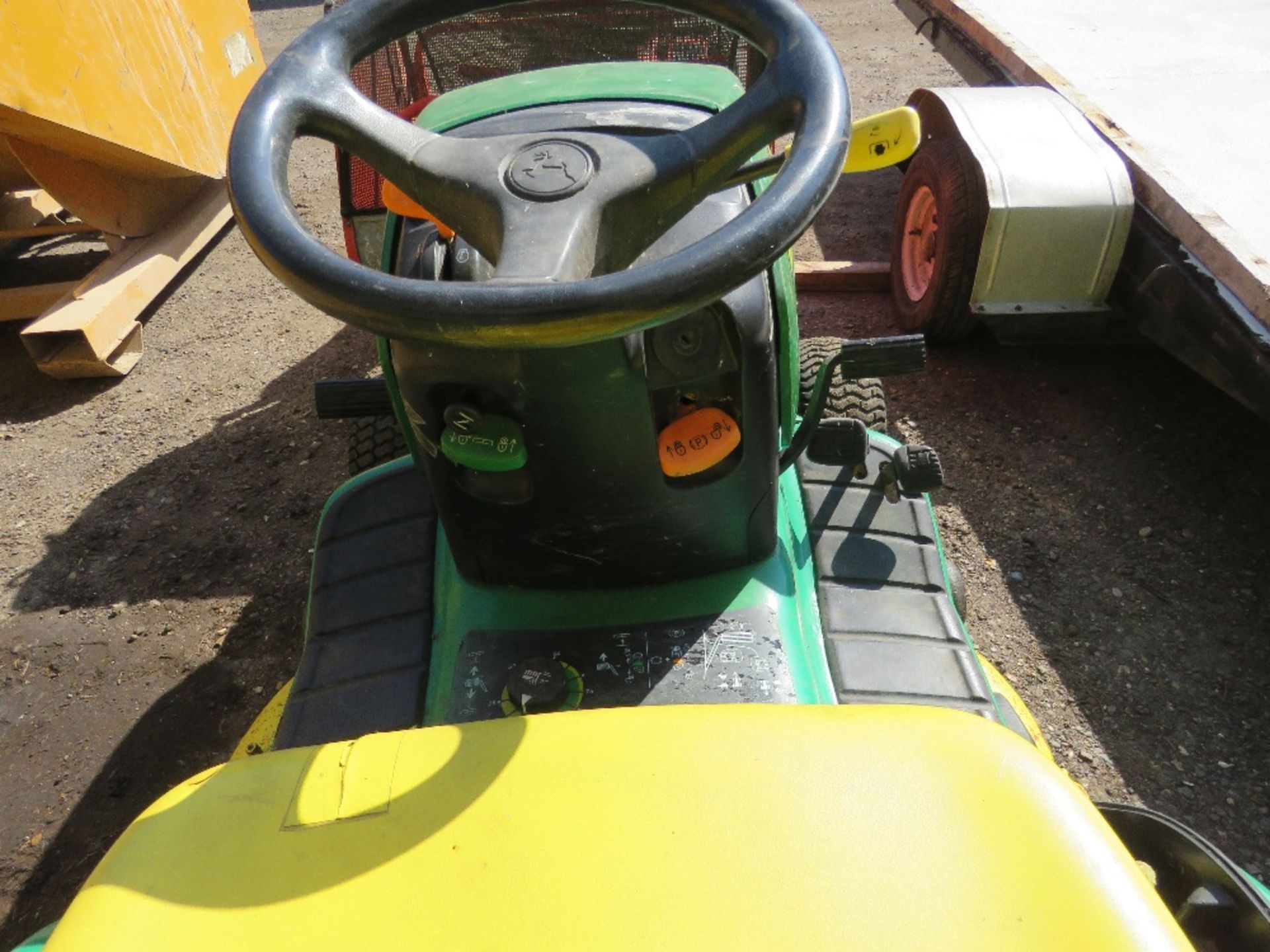 JOHN DEERE LTR180 PETROL ENGINED RIDE ON MOWER WITH COLLECTOR. WHEN TESTED WAS SEEN TO START, DRIVE, - Image 6 of 10