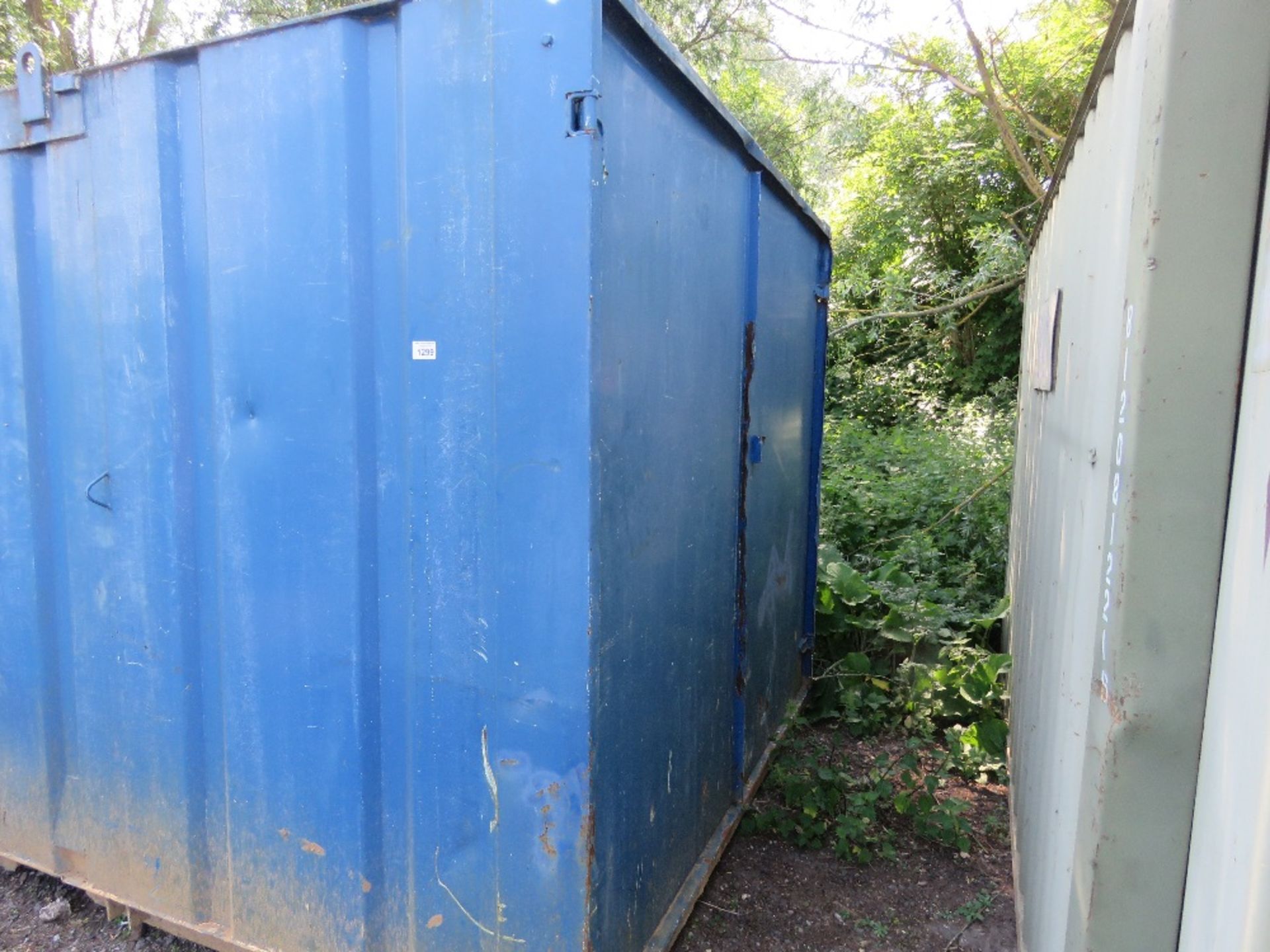 SECURE STEEL SITE OFFICE, WITH STORAGE AREA AT ONE END. 20FT LENGTH X 9FT WIDTH APPROX. NO KEYS, UN - Image 2 of 6