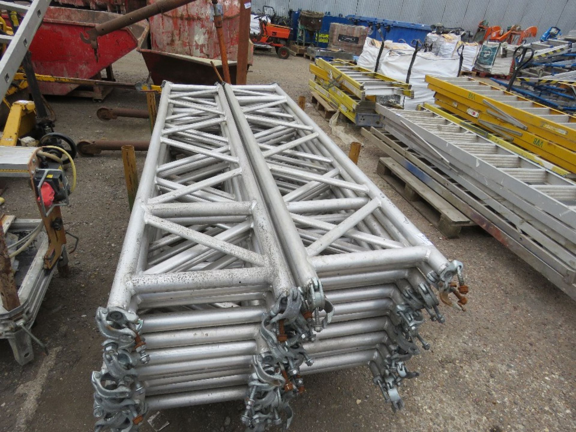 STILLAGE CONTAINING 24NO ALUMINIUM LATTICE BEAM SCAFFOLD SUPPORTS, 450MM WIDTH X 2.5M LENGTH APPROX. - Image 5 of 5