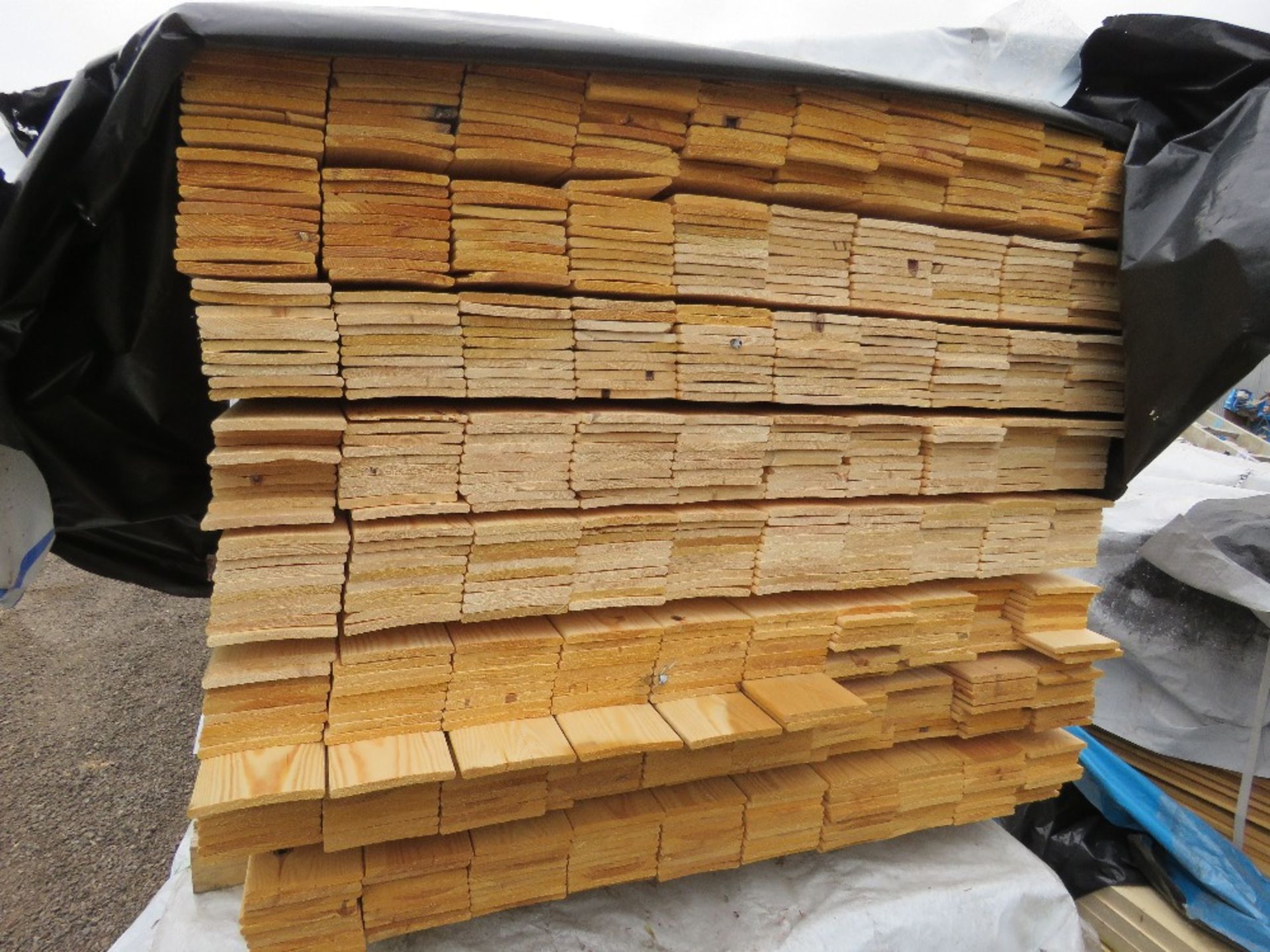 LARGE PACK OF HIT AND MISS FENCE CLADDING BOARDS: 1.75M LENGTH X 100MM WIDTH APPROX. - Image 3 of 3