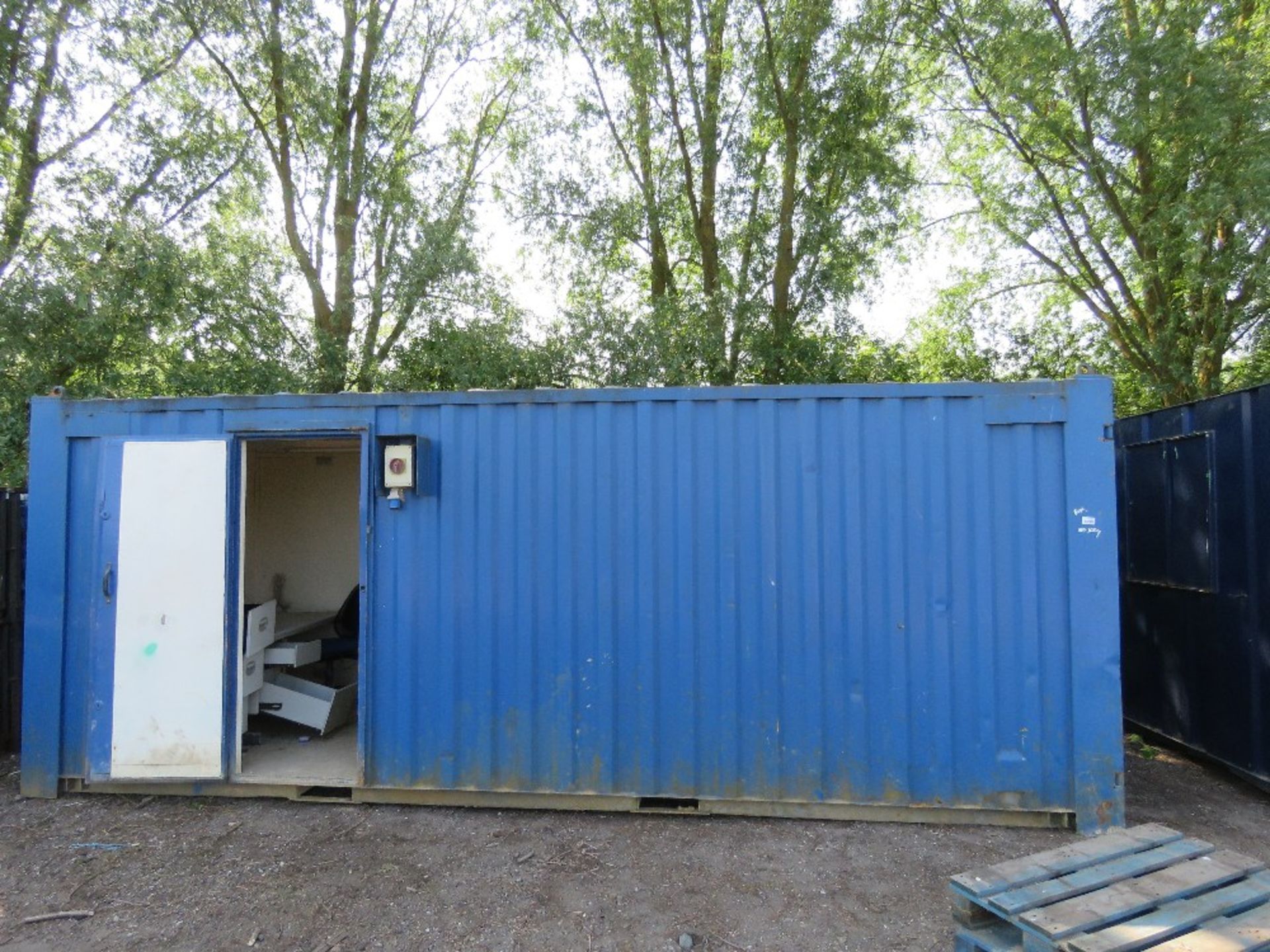 SECURE STEEL SITE OFFICE/STORE. 20FT LENGTH X 8FT WIDTH APPROX. NO KEYS, UNLOCKED. SOURCED FROM SIT