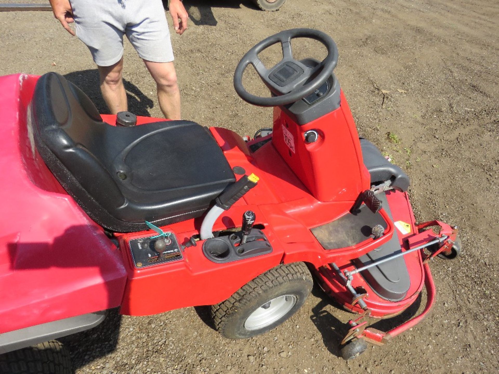 COUNTAX 4WD RIDE ON MOWER WITH OUTFRONT DECK, 394 REC HOURS, 25HP ENGINE. FINE ELECTRIC ADJUSTMENT O - Image 6 of 7