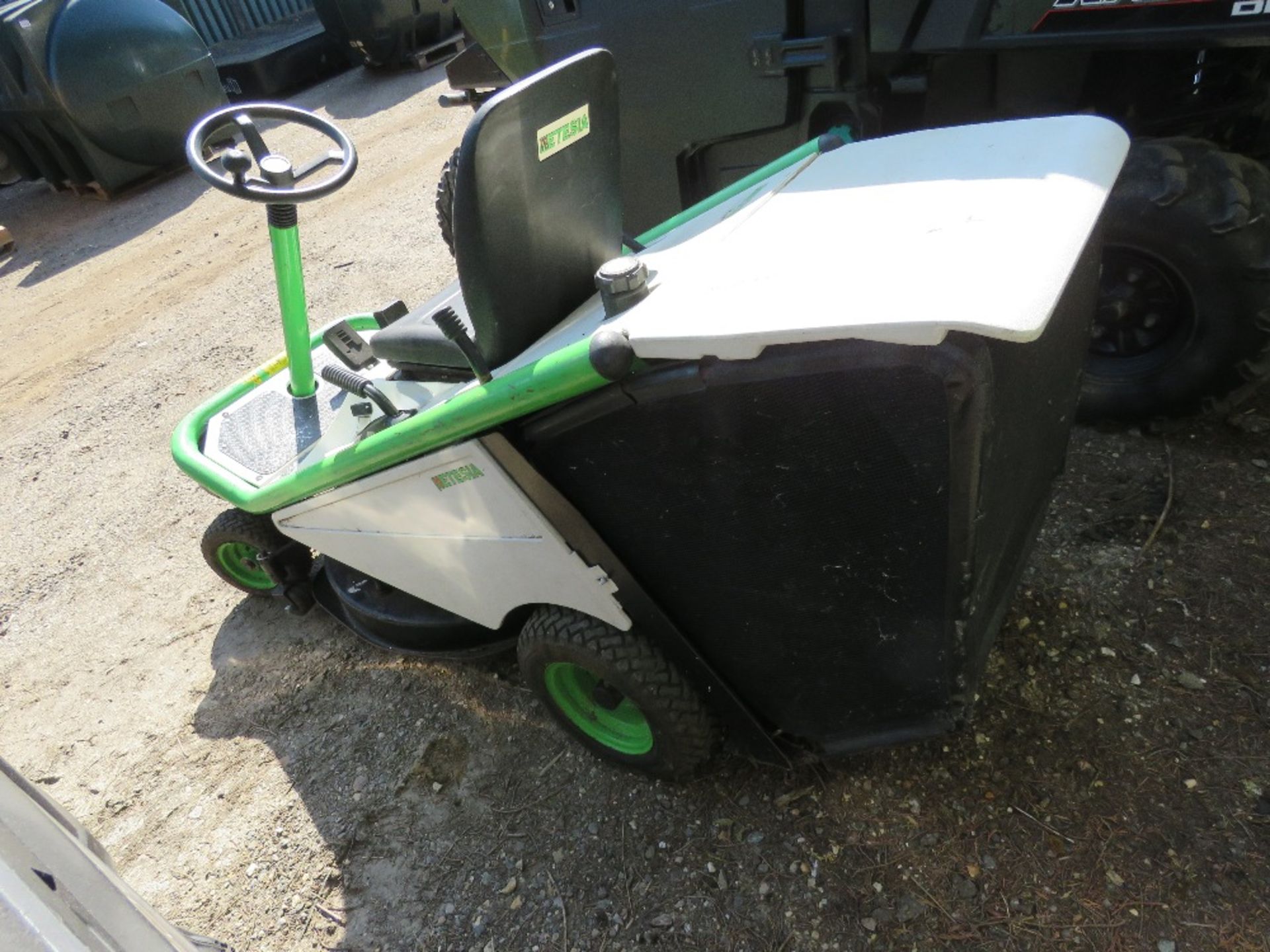 ETESIA PROFESSIONAL HYDRO RIDE ON MOWER WITH REAR COLLECTOR. WHEN TESTED WAS SEEN TO RUN AND DRIVE A - Image 4 of 9