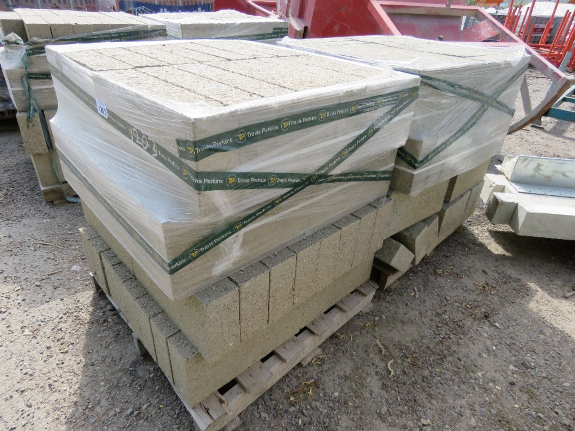 2 X PALLETS OF CONCRETE BUILDING BLOCKS, 440MM X 100MM X 210MM APPROX @ 64NO PER PALLET APPROX. T