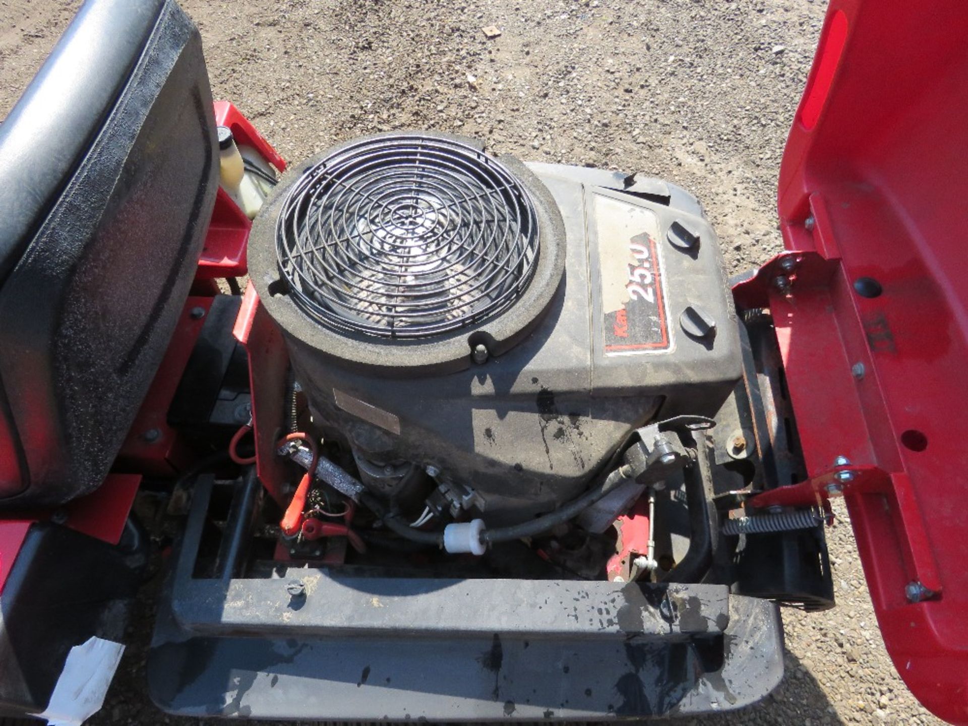 COUNTAX 4WD RIDE ON MOWER WITH OUTFRONT DECK, 394 REC HOURS, 25HP ENGINE. FINE ELECTRIC ADJUSTMENT O - Image 5 of 7