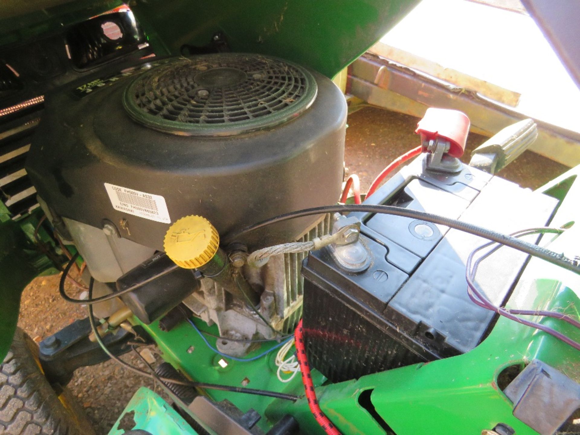 JOHN DEERE LTR180 PETROL ENGINED RIDE ON MOWER WITH COLLECTOR. WHEN TESTED WAS SEEN TO START, DRIVE, - Image 9 of 10