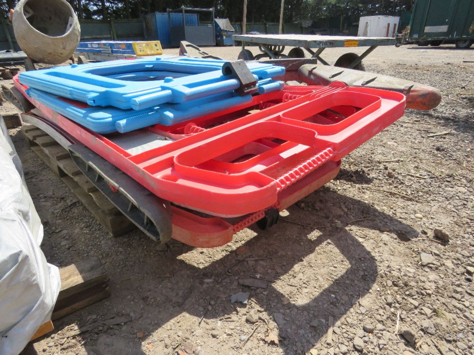 6 X ASSORTED PLASTIC BARRIERS. THIS LOT IS SOLD UNDER THE AUCTIONEERS MARGIN SCHEME, THEREFORE NO - Image 4 of 5