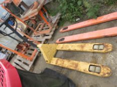 HYDRAULIC PALLET TRUCK. THIS LOT IS SOLD UNDER THE AUCTIONEERS MARGIN SCHEME, THEREFORE NO VAT WI