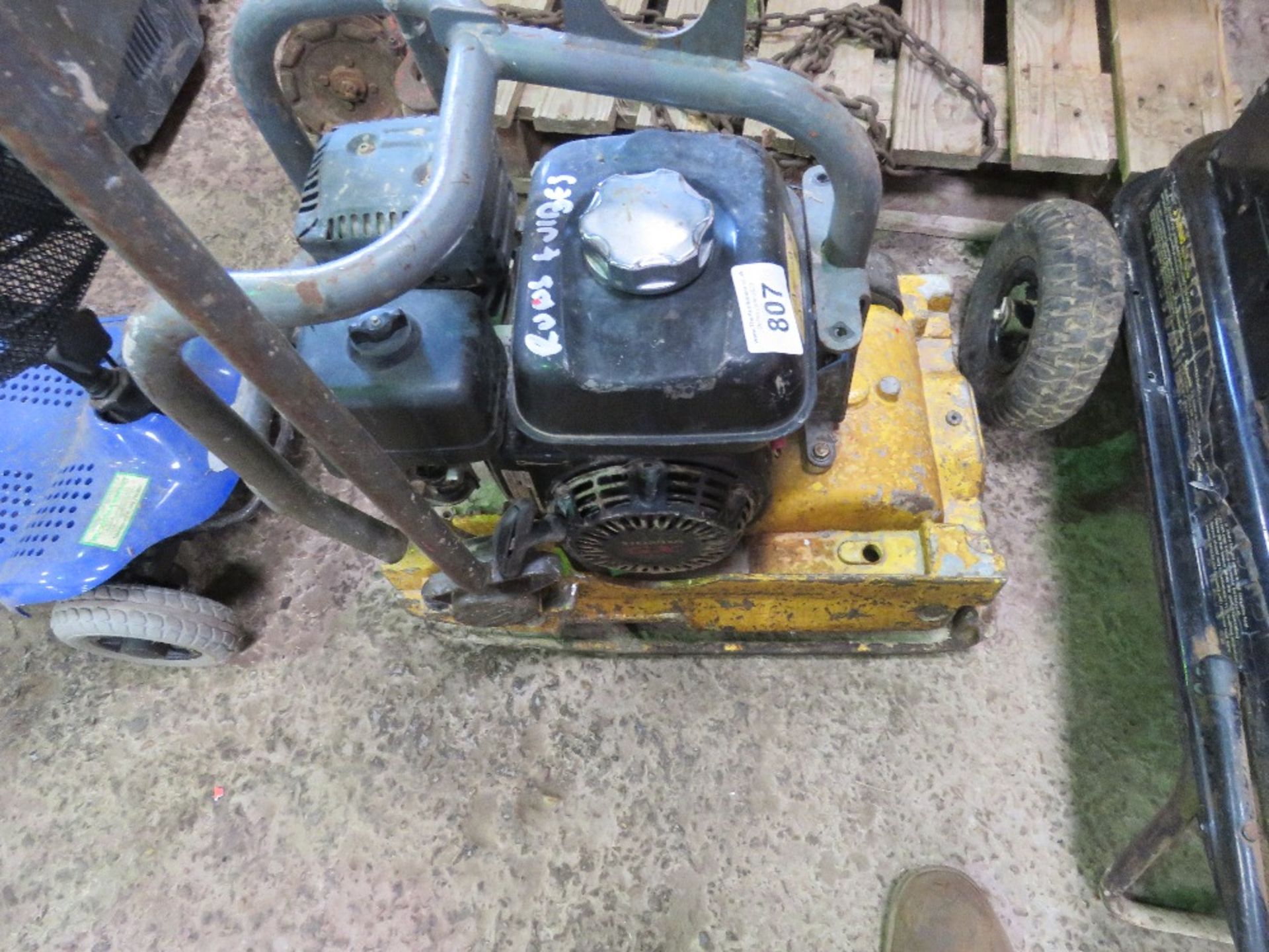 WACKER NEUSON COMPACTION PLATE. WHEN TESTED WAS SEEN TO RUN AND VIBRATE. THIS LOT IS SOLD UNDER T