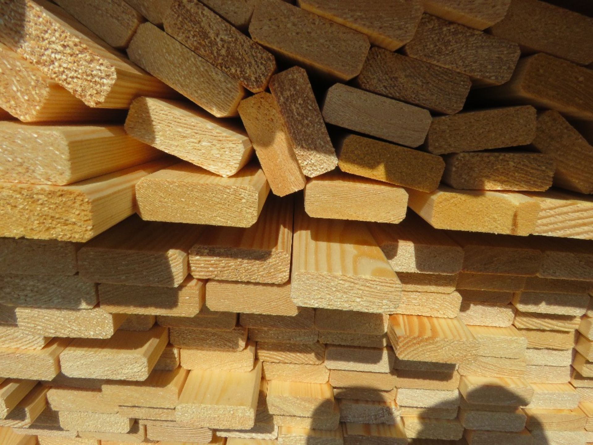 EXTRA LARGE PACK OF UNTREATED VENETIAN FENCE / TRELLIS SLAT TIMBER CLADDING: 1.83M X 45MM X 17MM APP - Image 2 of 2