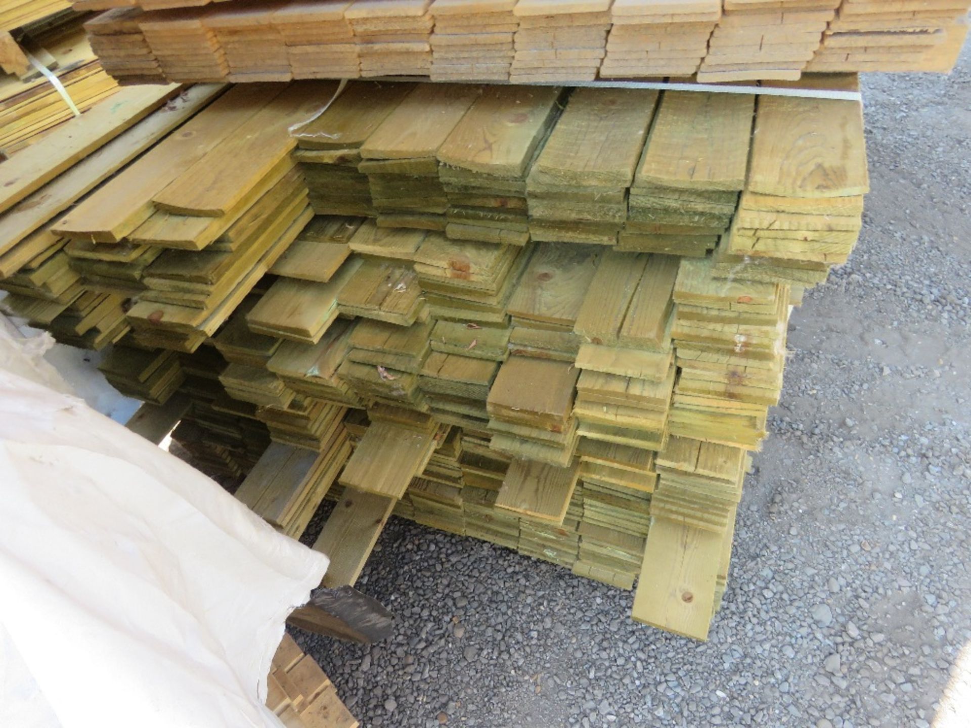 LARGE PACK OF TREATED FEATHER EDGE TIMBER CLADDING BOARDS, MIXED LENGTHS 1.7M -1.80M X 100MM WIDTH A - Image 4 of 4