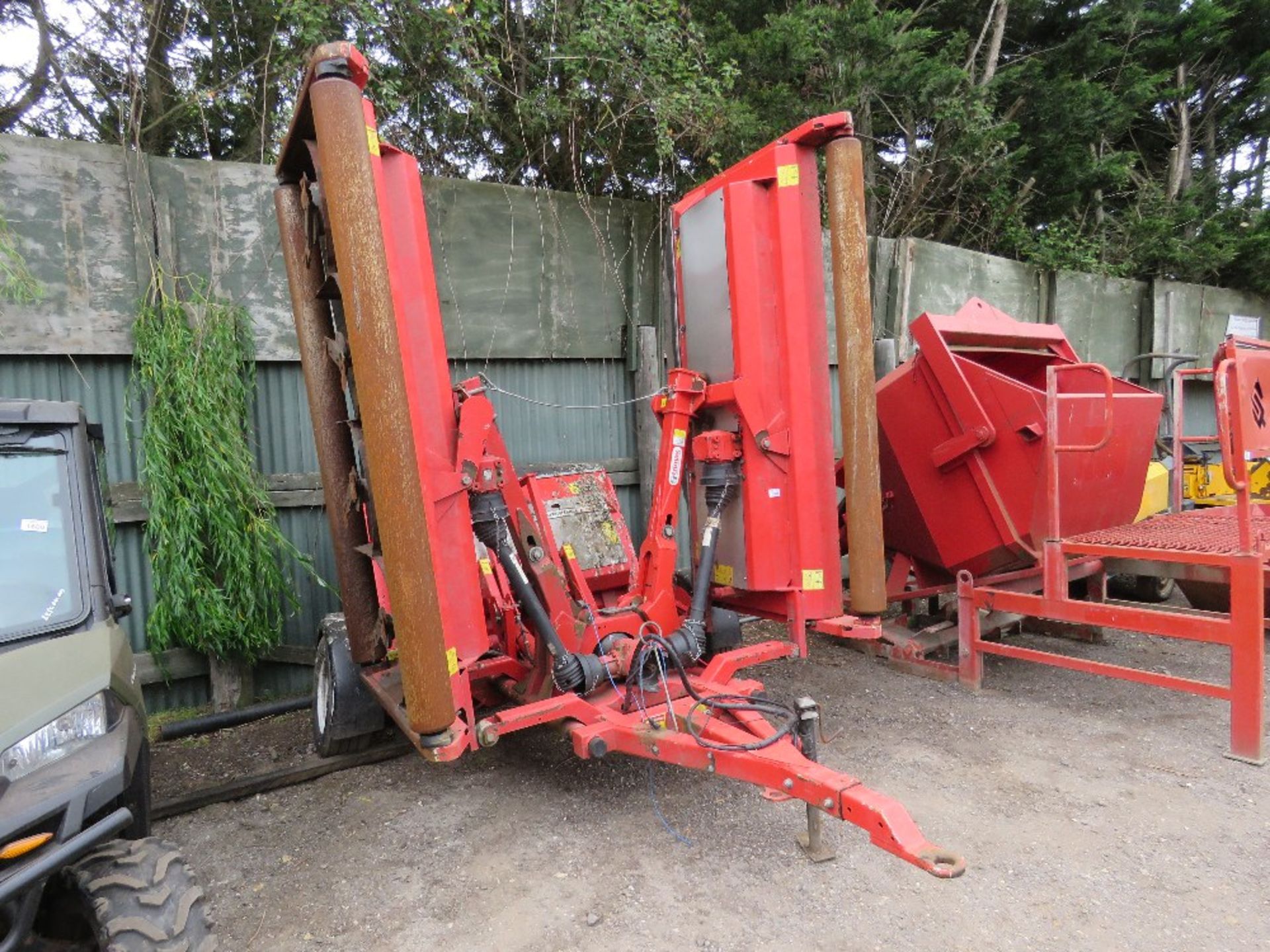 TRIMAX 728-610-400 BATWING TYPE ROLLER MOWER, YEAR 2017. PEGASUS S3 HEADS. NB: REQUIRES REPAIR TO CH - Image 2 of 13