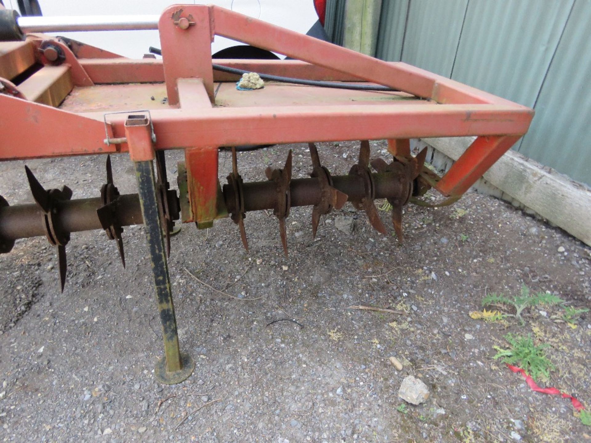 TRACTOR MOUNTED HYDRAULIC POWERED FOLDING PASTURE SLITTER UNIT, 13FT WIDTH APPROX, TWIN MOUNTING BRA - Image 4 of 6