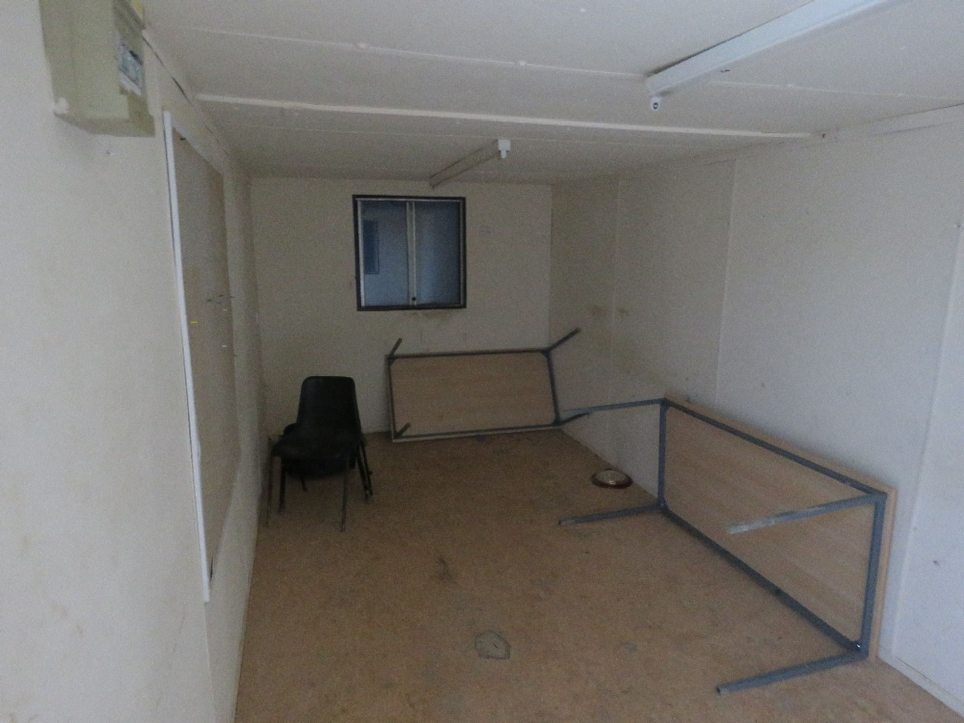 SECURE STEEL SITE OFFICE, OPEN PLAN LAYOUT. 20FT LENGTH X 9FT WIDTH APPROX. WITH KEYS, UNLOCKED. SO - Image 5 of 7