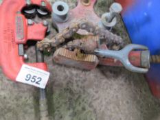 RIDGID PIPE CUTTER PLUS A VICE. THIS LOT IS SOLD UNDER THE AUCTIONEERS MARGIN SCHEME, THEREFORE N