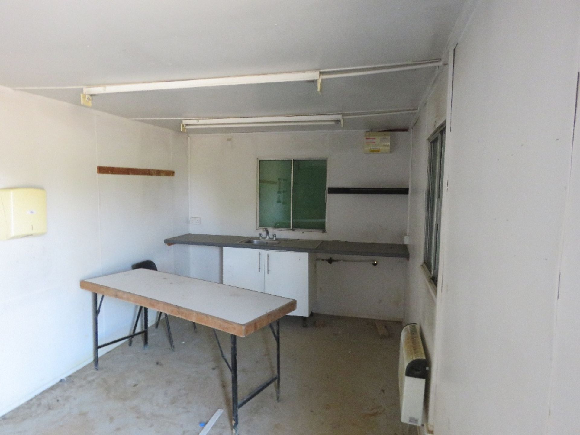 SECURE STEEL SITE OFFICE / CANTEEN, OPEN PLAN LAYOUT WITH KITCHEN AREA AT ONE END. 32FT LENGTH X 10 - Image 6 of 12