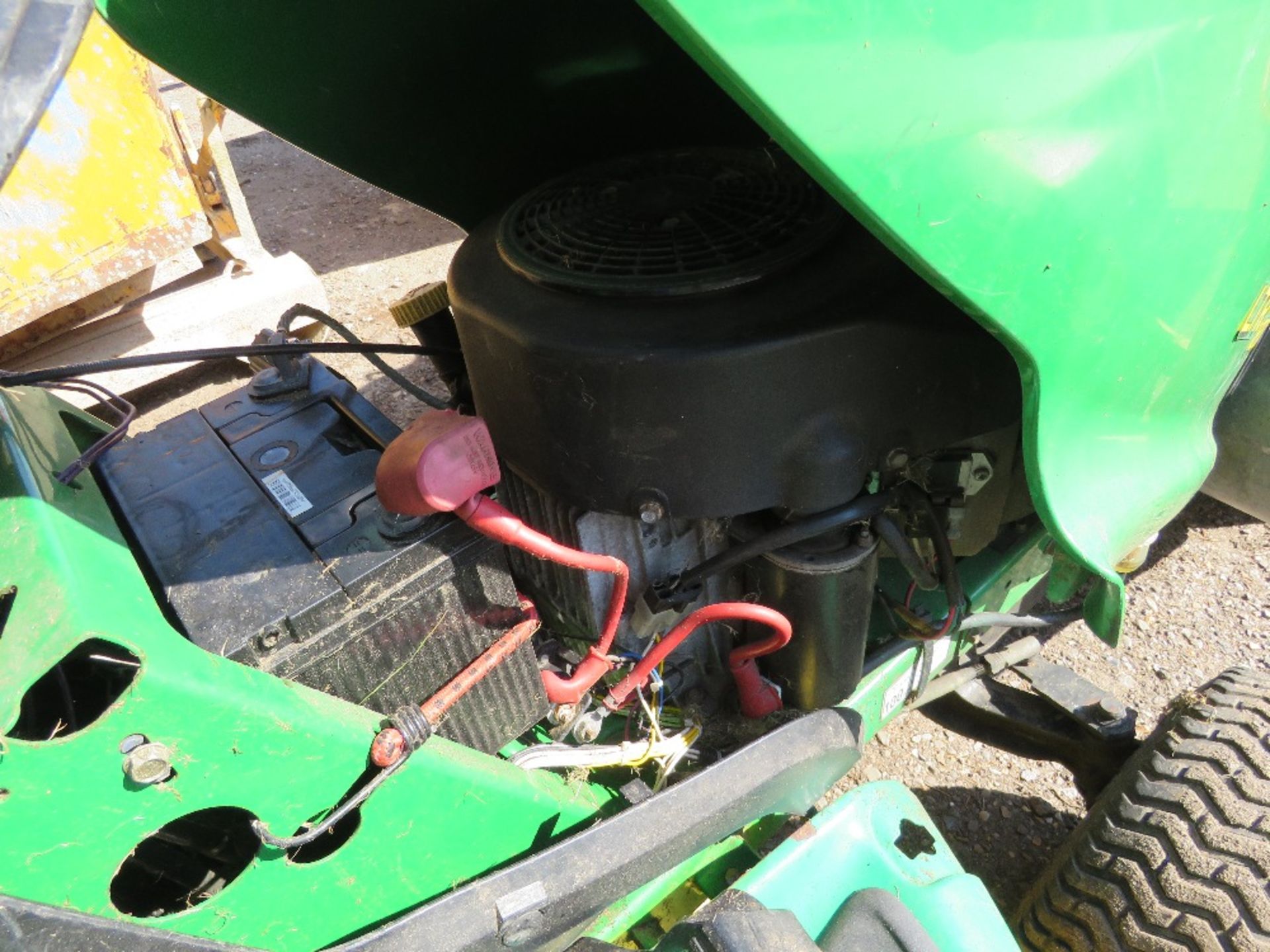 JOHN DEERE LTR180 PETROL ENGINED RIDE ON MOWER WITH COLLECTOR. WHEN TESTED WAS SEEN TO START, DRIVE, - Image 8 of 10