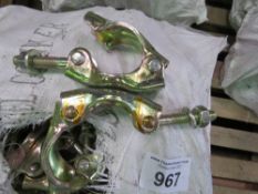100NO SCAFFOLD CLIP SWIVEL TYPE CLAMPS, UNUSED. 4 BAGS CONTAINING 25NO IN EACH.
