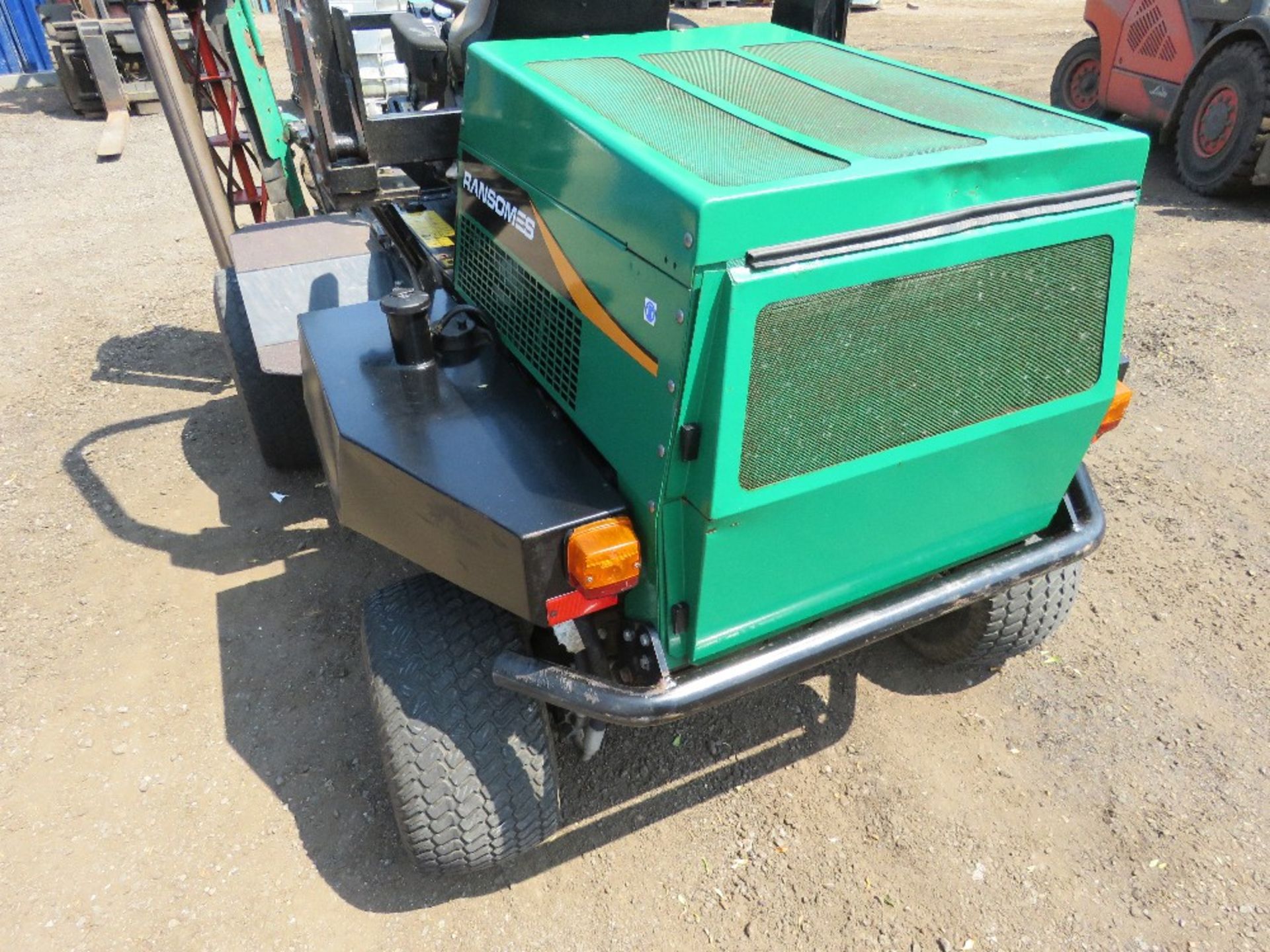 RANSOMES PARKWAY 2250+ TRIPLE RIDE ON MOWER, 4WD, MAGNA 250 HEADS FITTED. 3935 REC HOURS. DIRECT FRO - Image 6 of 12