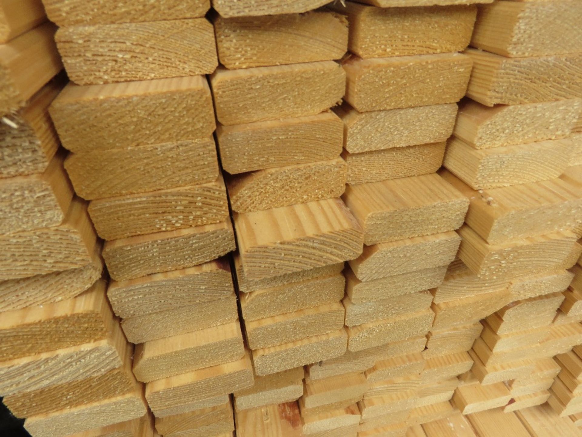 EXTRA LARGE PACK OF UNTREATED VENETIAN FENCE / TRELLIS TIMBER SLATS 1.42M LENGTH X 45MM X 17MM APPRO - Image 2 of 3