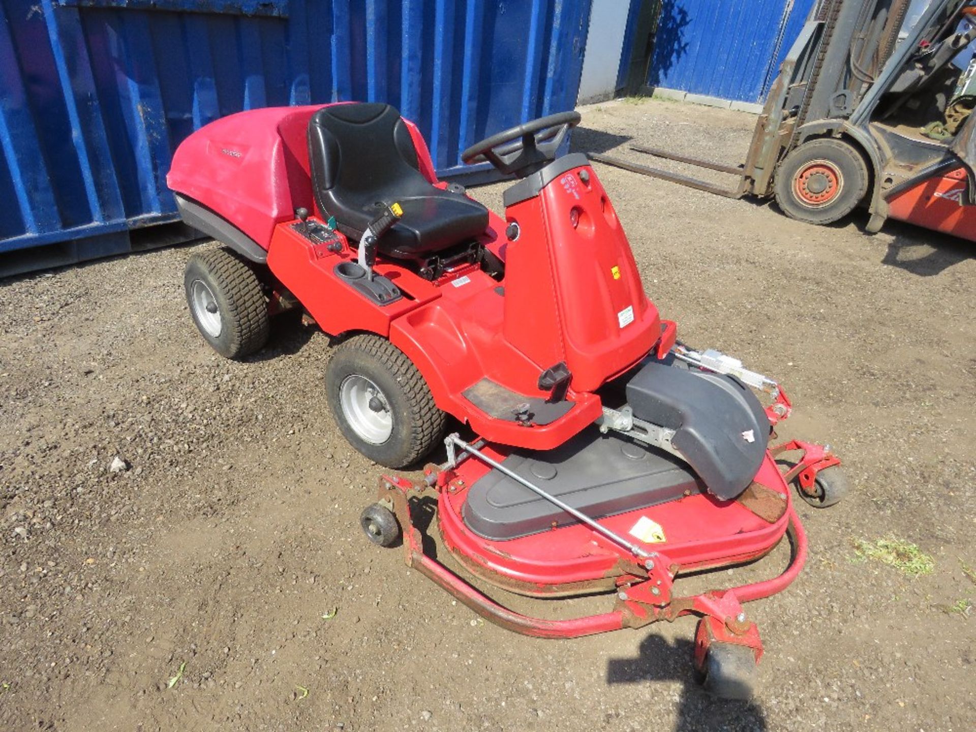 COUNTAX 4WD RIDE ON MOWER WITH OUTFRONT DECK, 394 REC HOURS, 25HP ENGINE. FINE ELECTRIC ADJUSTMENT O - Image 2 of 7