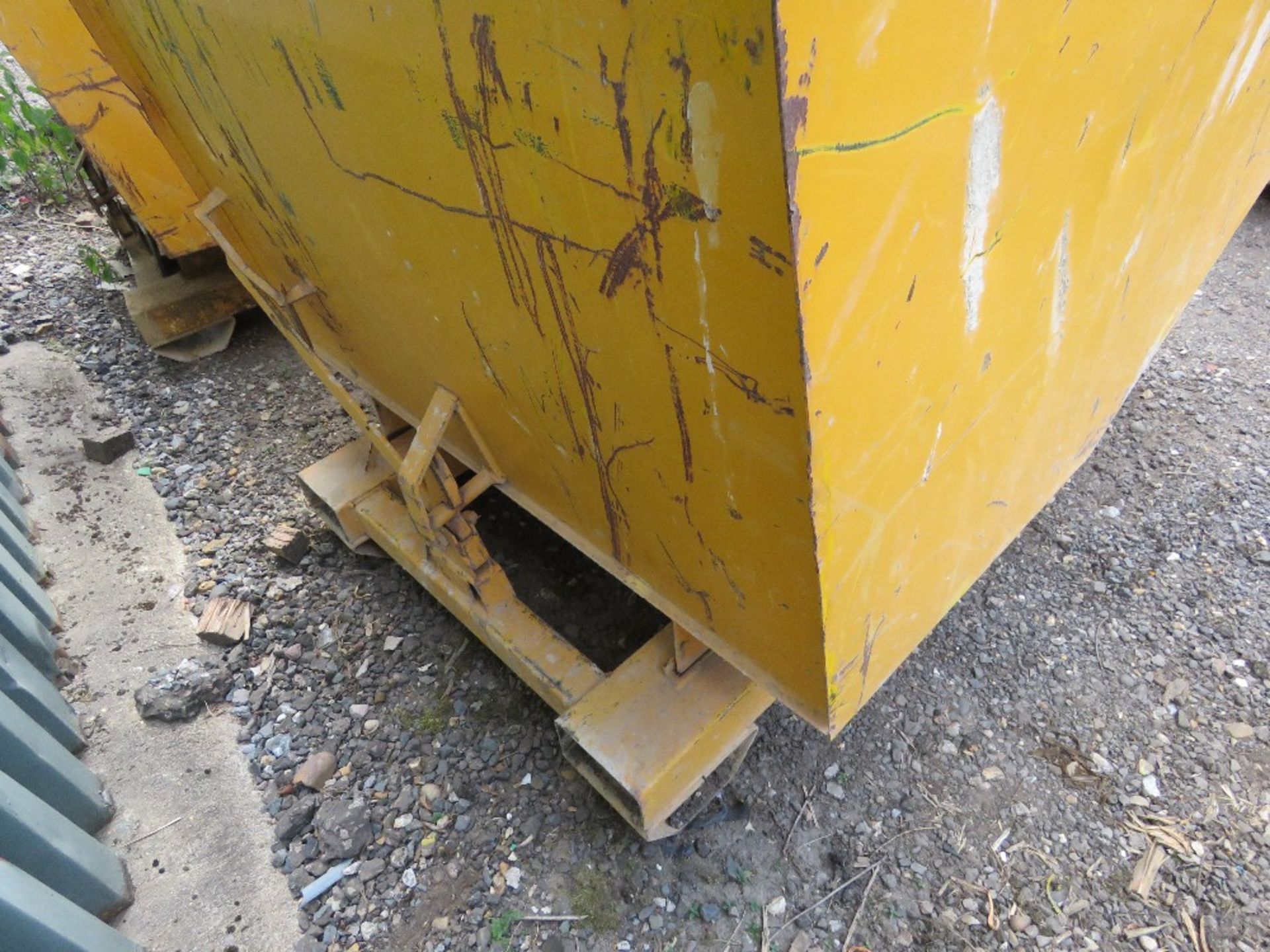 FORKLIFT MOUNTED TIPPING SKIP. THIS LOT IS SOLD UNDER THE AUCTIONEERS MARGIN SCHEME, THEREFORE NO - Image 2 of 3