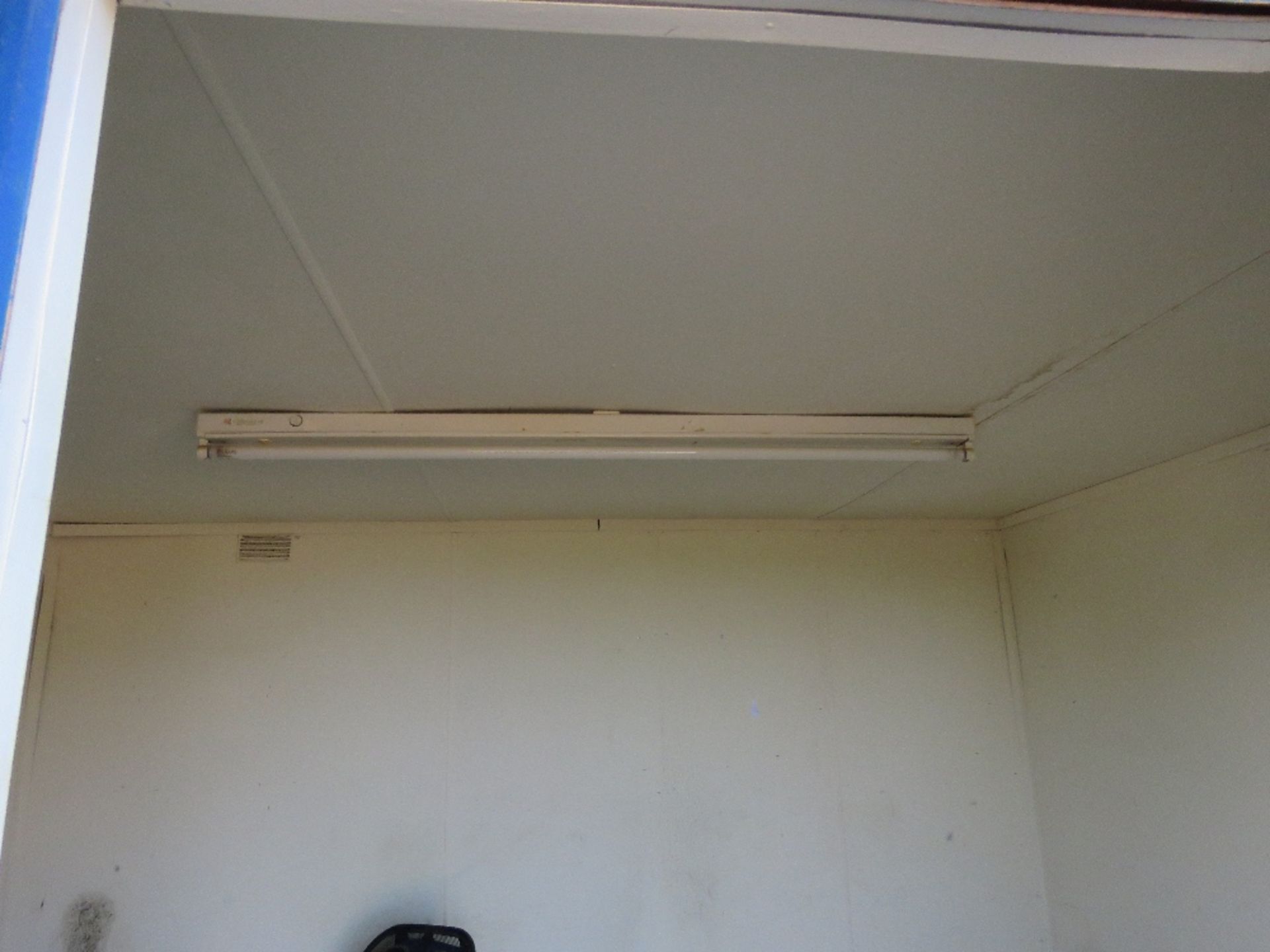 SECURE STEEL SITE OFFICE/STORE. 20FT LENGTH X 8FT WIDTH APPROX. NO KEYS, UNLOCKED. SOURCED FROM SIT - Image 6 of 9