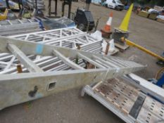 SINGLE SECTION ALUMINIUM LADDER. THIS LOT IS SOLD UNDER THE AUCTIONEERS MARGIN SCHEME, THEREFORE