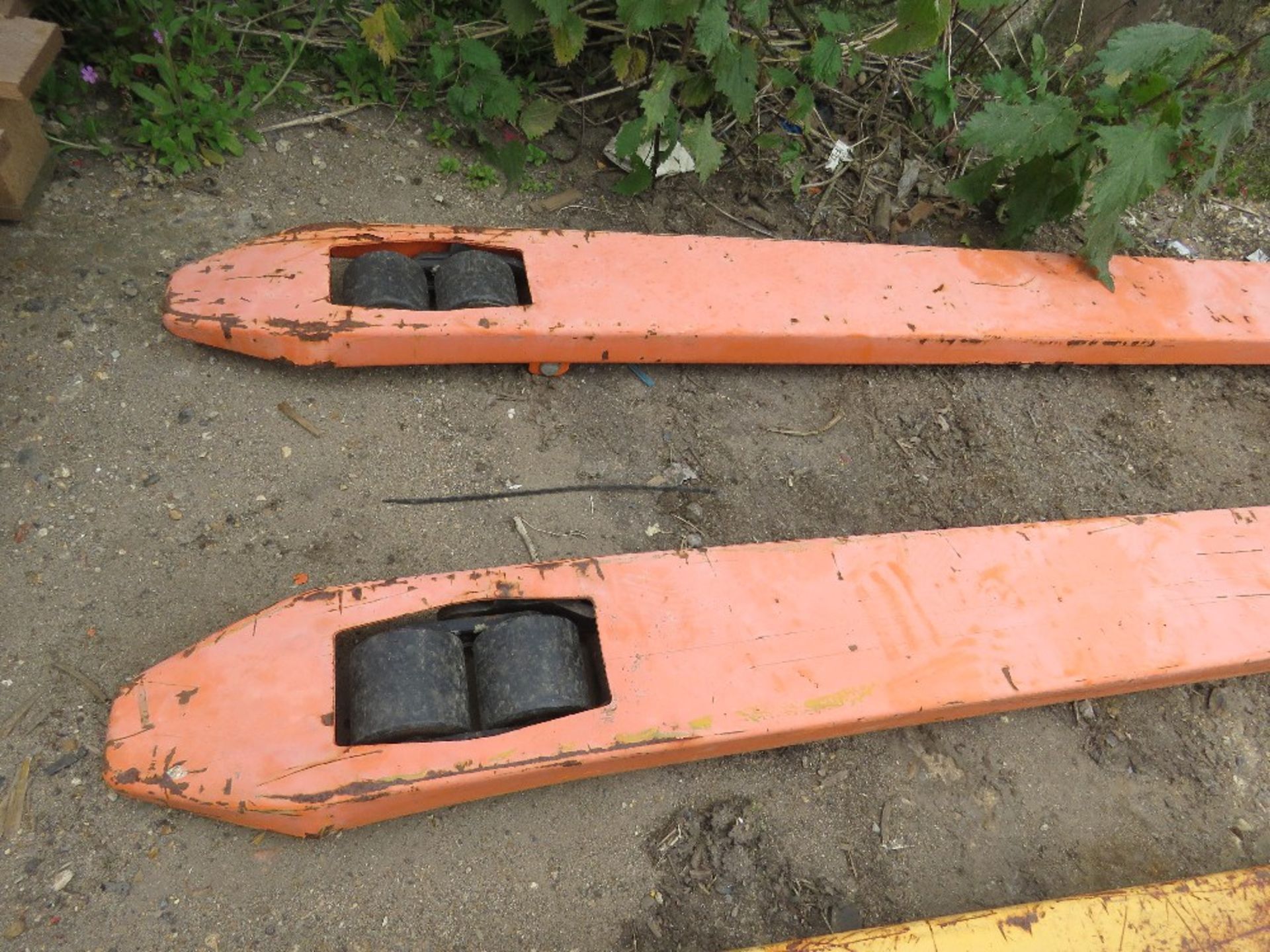 LONG BLADED PALLET TRUCK, 7FT LENGTH APPROX. THIS LOT IS SOLD UNDER THE AUCTIONEERS MARGIN SCHEME - Image 2 of 4