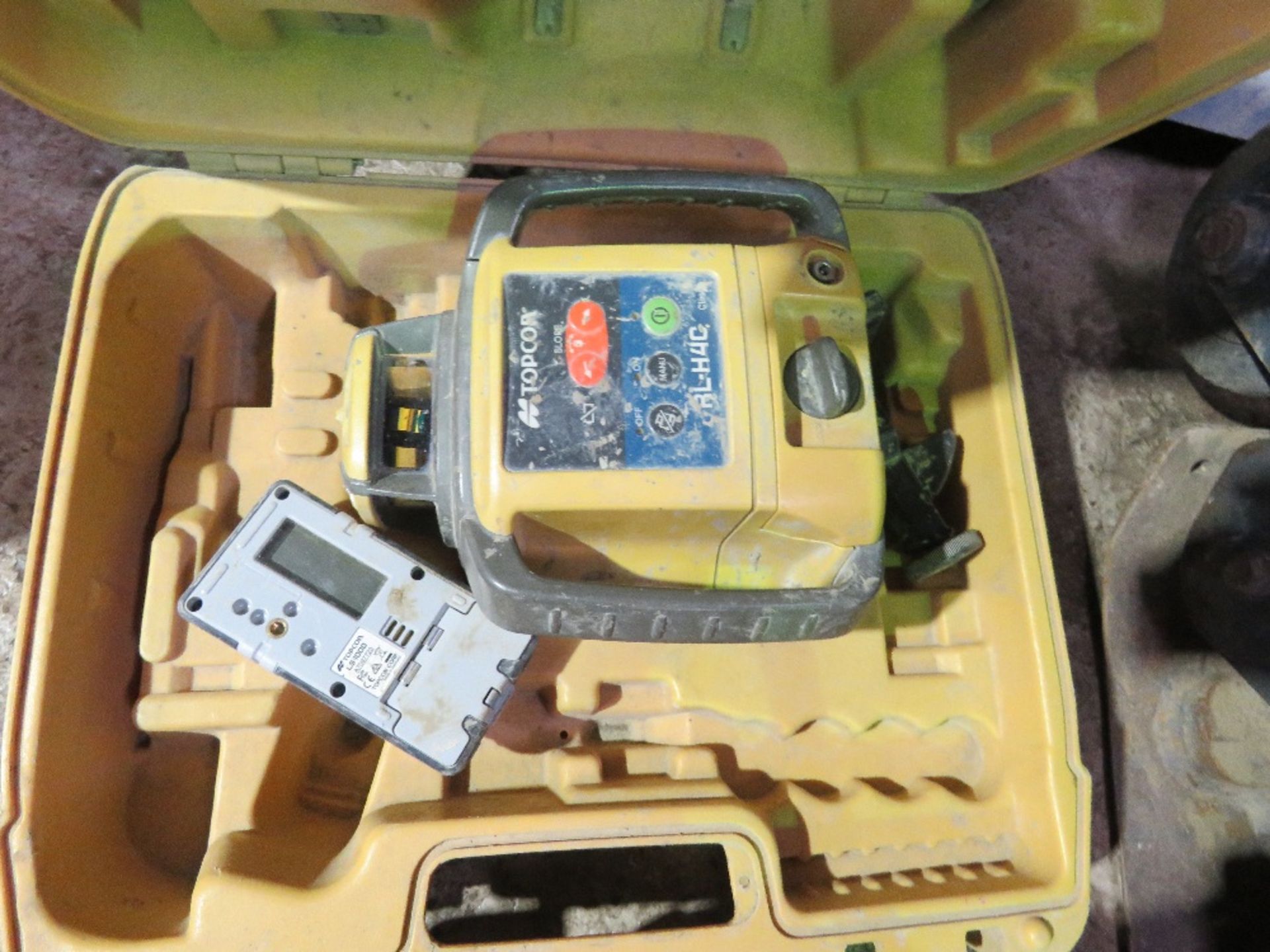 TOPCON RL-H40 PRISM LASER LEVEL SET IN A CASE.