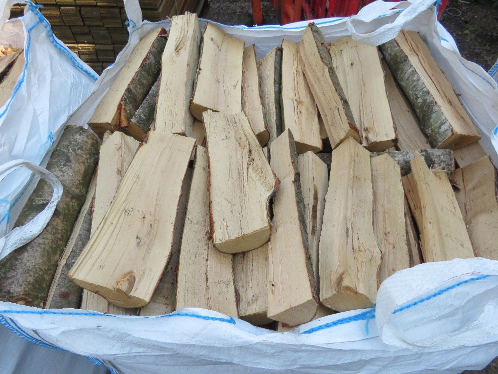 2 X BULK BAGS OF FIREWOOD LOGS, MAINLY SILVER BIRCH. THIS LOT IS SOLD UNDER THE AUCTIONEERS MARGI - Image 3 of 4