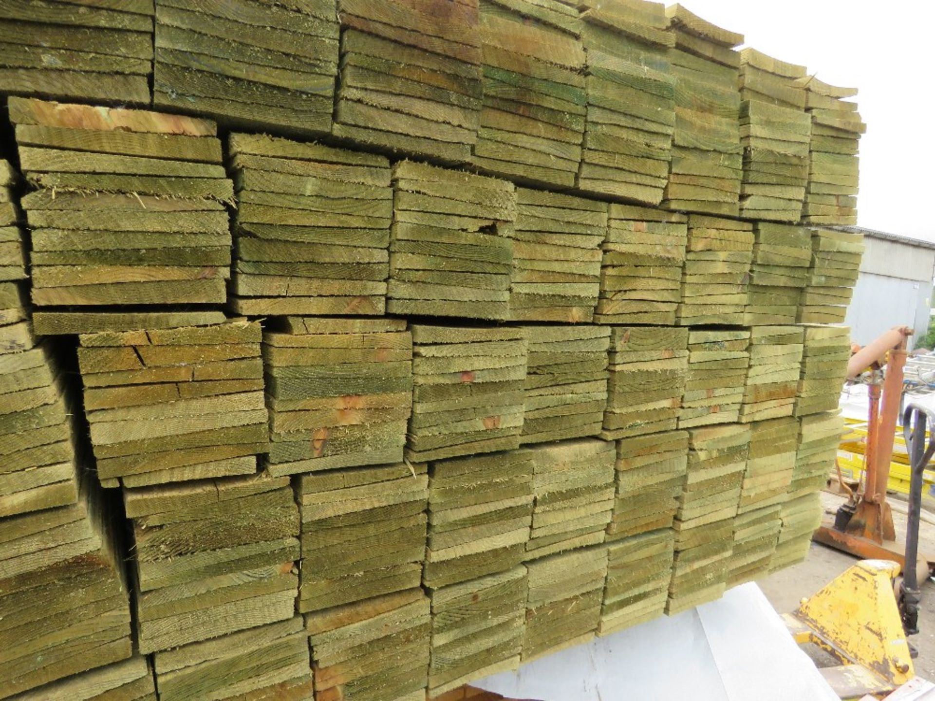 LARGE PACK OF PRESSURE TREATED FEATHER EDGE FENCE CLADDING TIMBER BOARDS: 1.65M LENGTH X 100MM WIDTH - Image 2 of 3