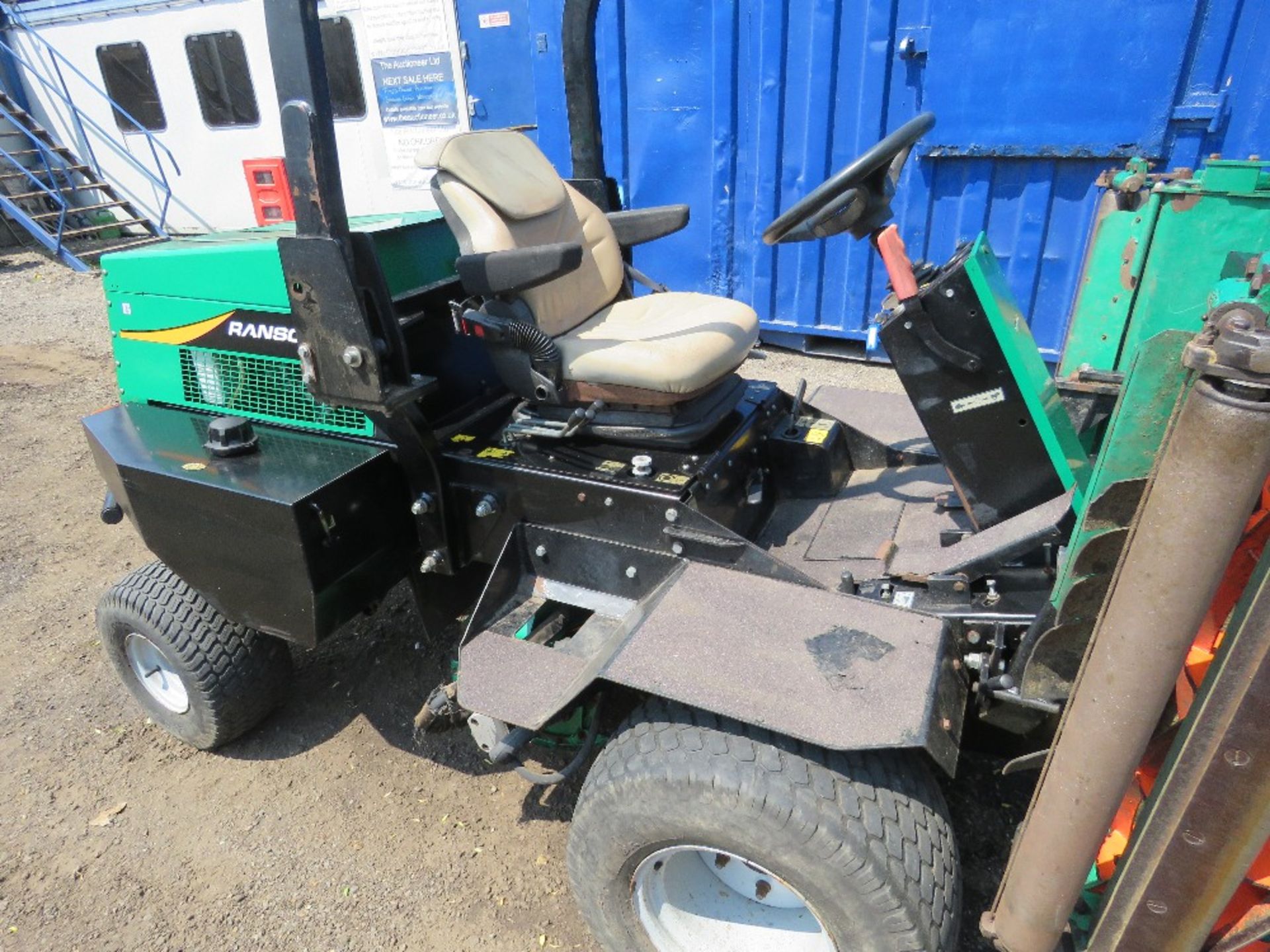 RANSOMES PARKWAY 2250+ TRIPLE RIDE ON MOWER, 4WD, MAGNA 250 HEADS FITTED. 3935 REC HOURS. DIRECT FRO - Image 4 of 12