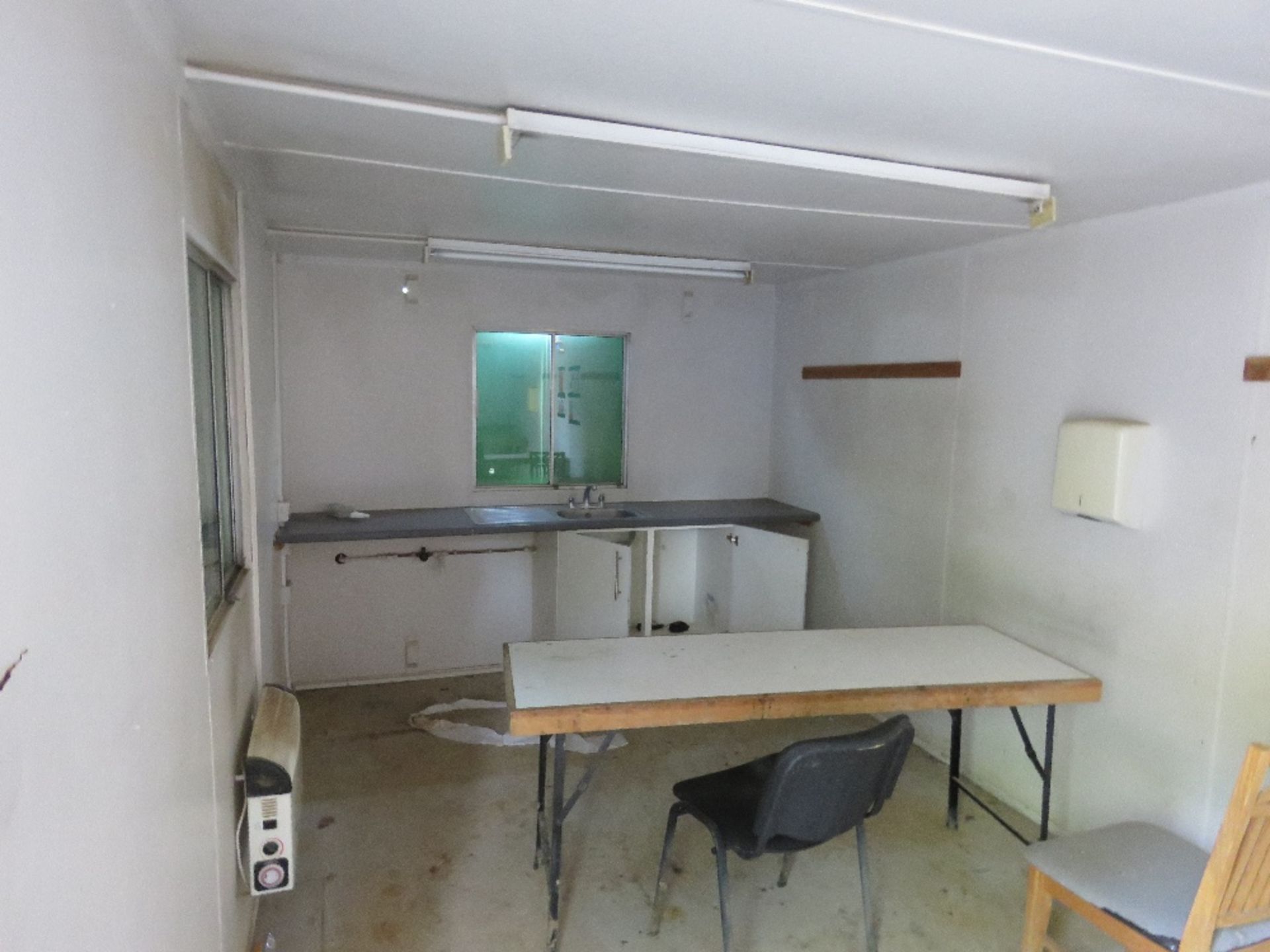 SECURE STEEL SITE OFFICE / CANTEEN, OPEN PLAN LAYOUT WITH KITCHEN AREA AT ONE END. 32FT LENGTH X 10 - Image 5 of 12