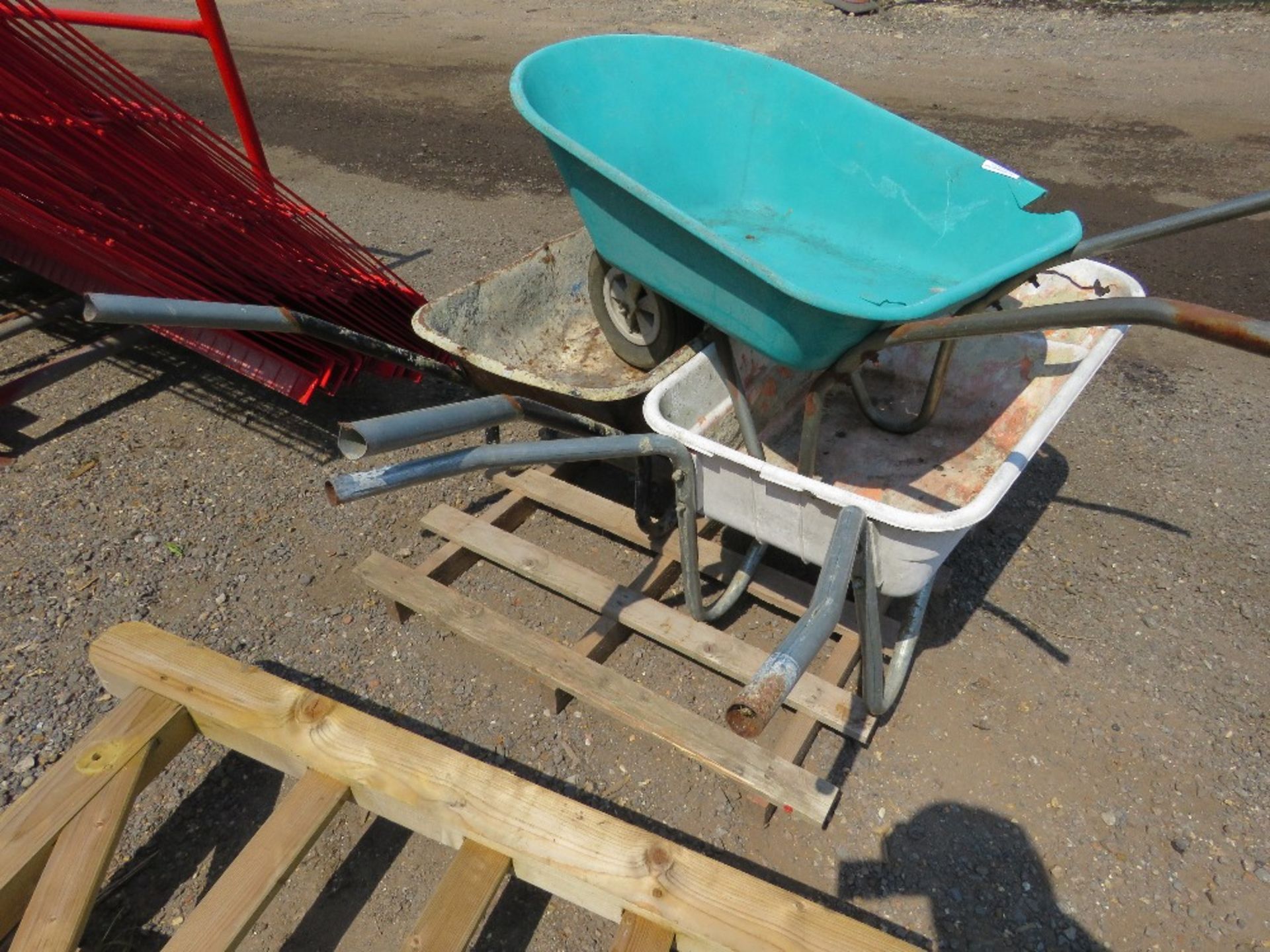 3NO WHEELBARROWS. THIS LOT IS SOLD UNDER THE AUCTIONEERS MARGIN SCHEME, THEREFORE NO VAT WILL BE - Image 4 of 4