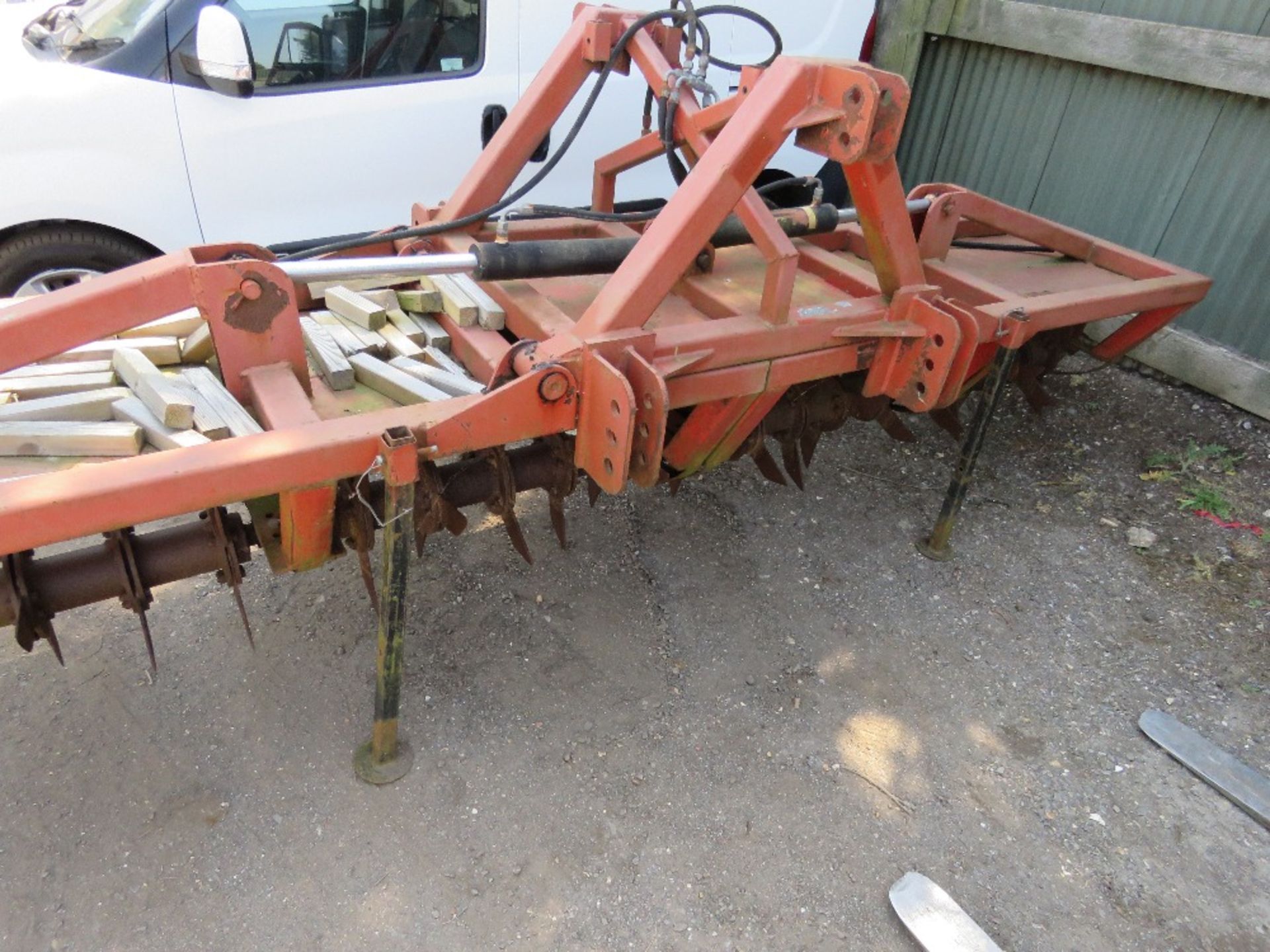 TRACTOR MOUNTED HYDRAULIC POWERED FOLDING PASTURE SLITTER UNIT, 13FT WIDTH APPROX, TWIN MOUNTING BRA - Image 2 of 6