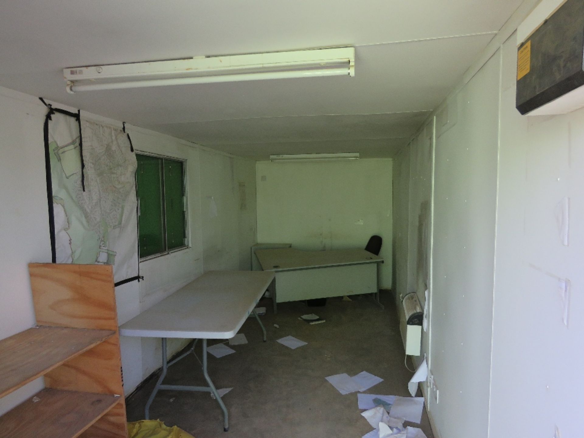 SECURE STEEL SITE OFFICE, OPEN PLAN LAYOUT. DOORS AT THE END. 20FT LENGTH X 8FT WIDTH APPROX. NO KE - Image 5 of 8