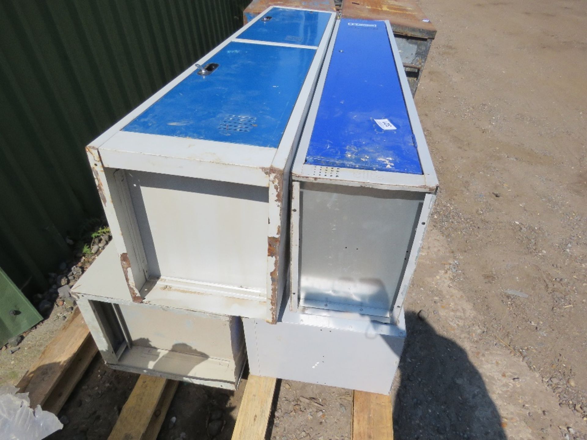 4 X STEEL CLOTHES LOCKERS. THIS LOT IS SOLD UNDER THE AUCTIONEERS MARGIN SCHEME, THEREFORE NO VAT - Image 2 of 2