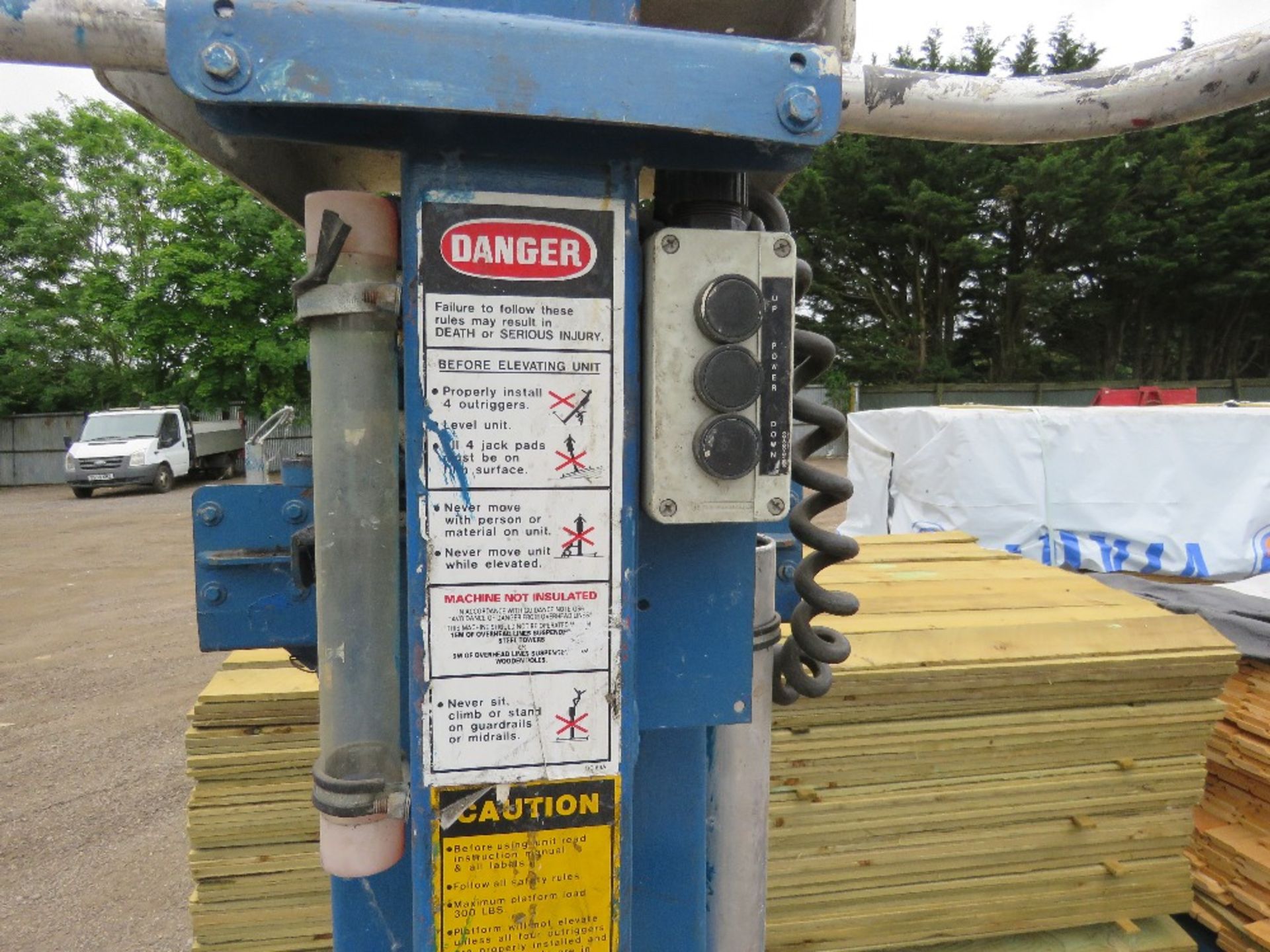 UPRIGHT UL20 MAST LIFT UNIT, 20 FOOT WORK HEIGHT. THIS LOT IS SOLD UNDER THE AUCTIONEERS MARGIN S - Image 2 of 5