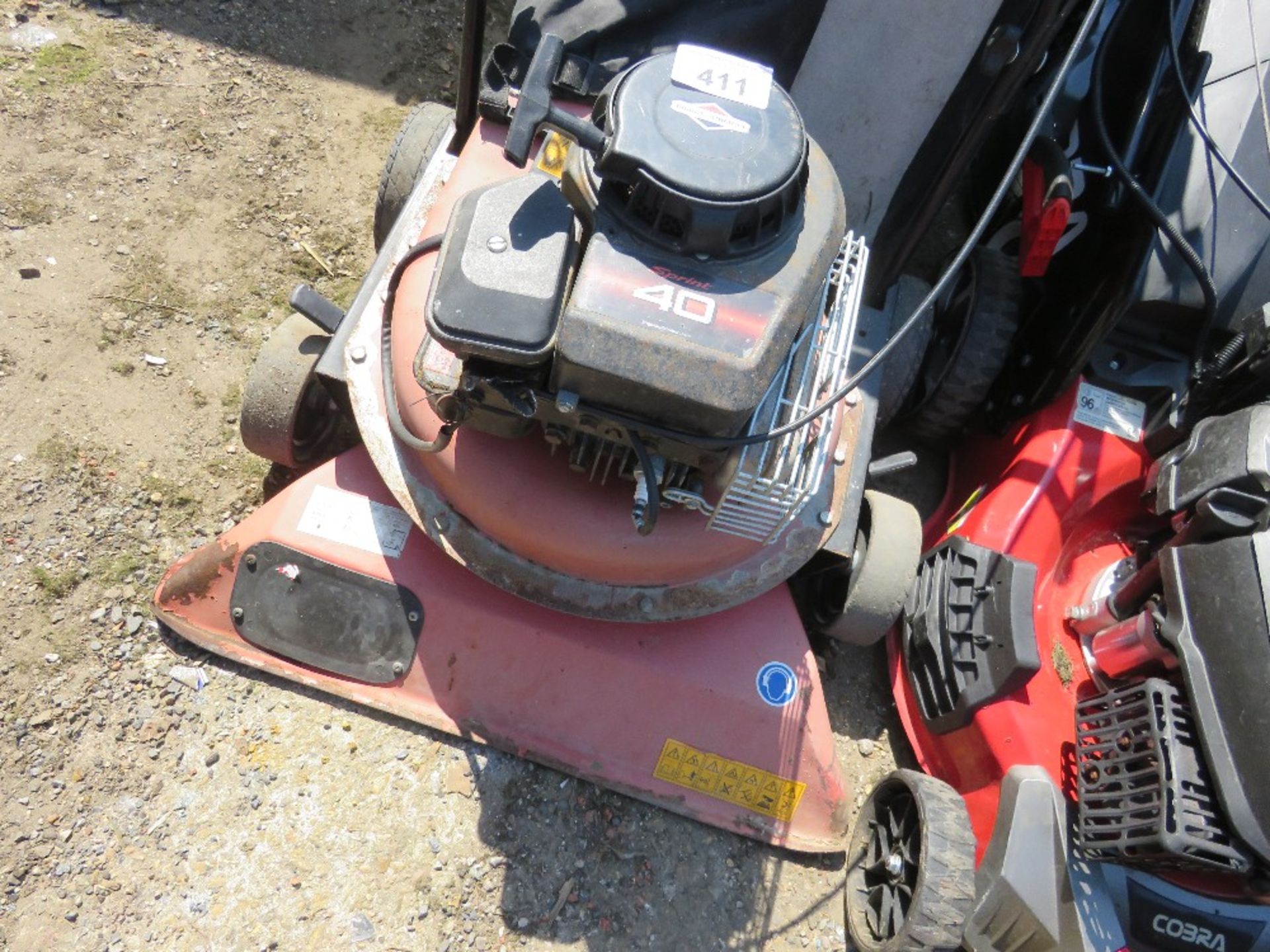 PETROL ENGINED LEAF VACUUM TROLLEY. THIS LOT IS SOLD UNDER THE AUCTIONEERS MARGIN SCHEME, THEREFO - Image 3 of 3