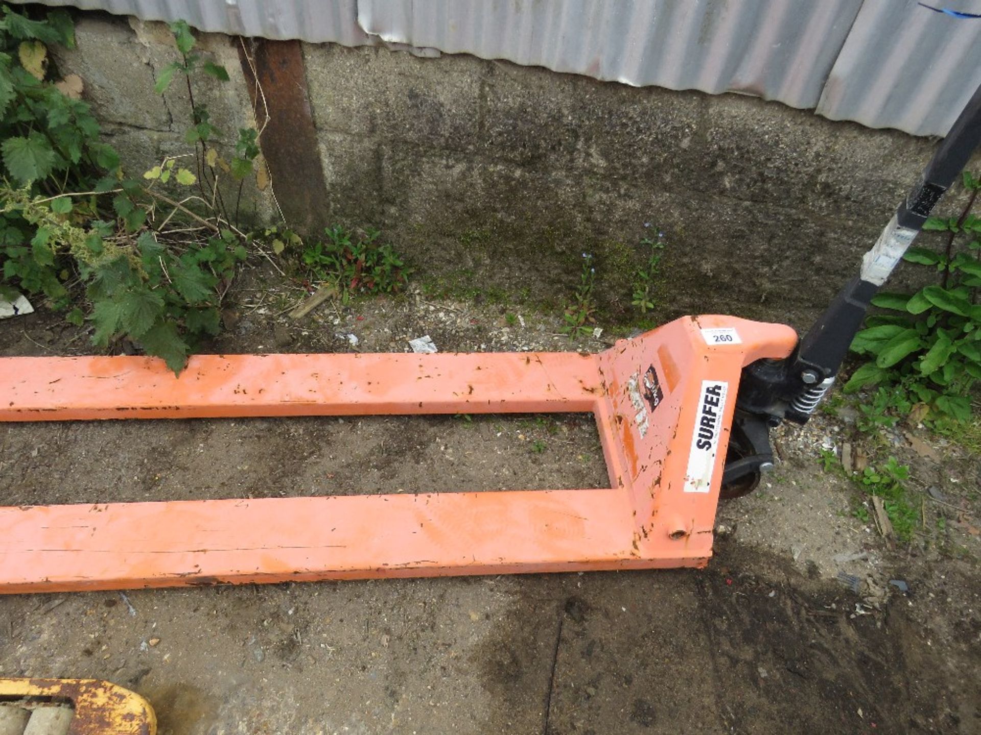 LONG BLADED PALLET TRUCK, 7FT LENGTH APPROX. THIS LOT IS SOLD UNDER THE AUCTIONEERS MARGIN SCHEME - Image 3 of 4