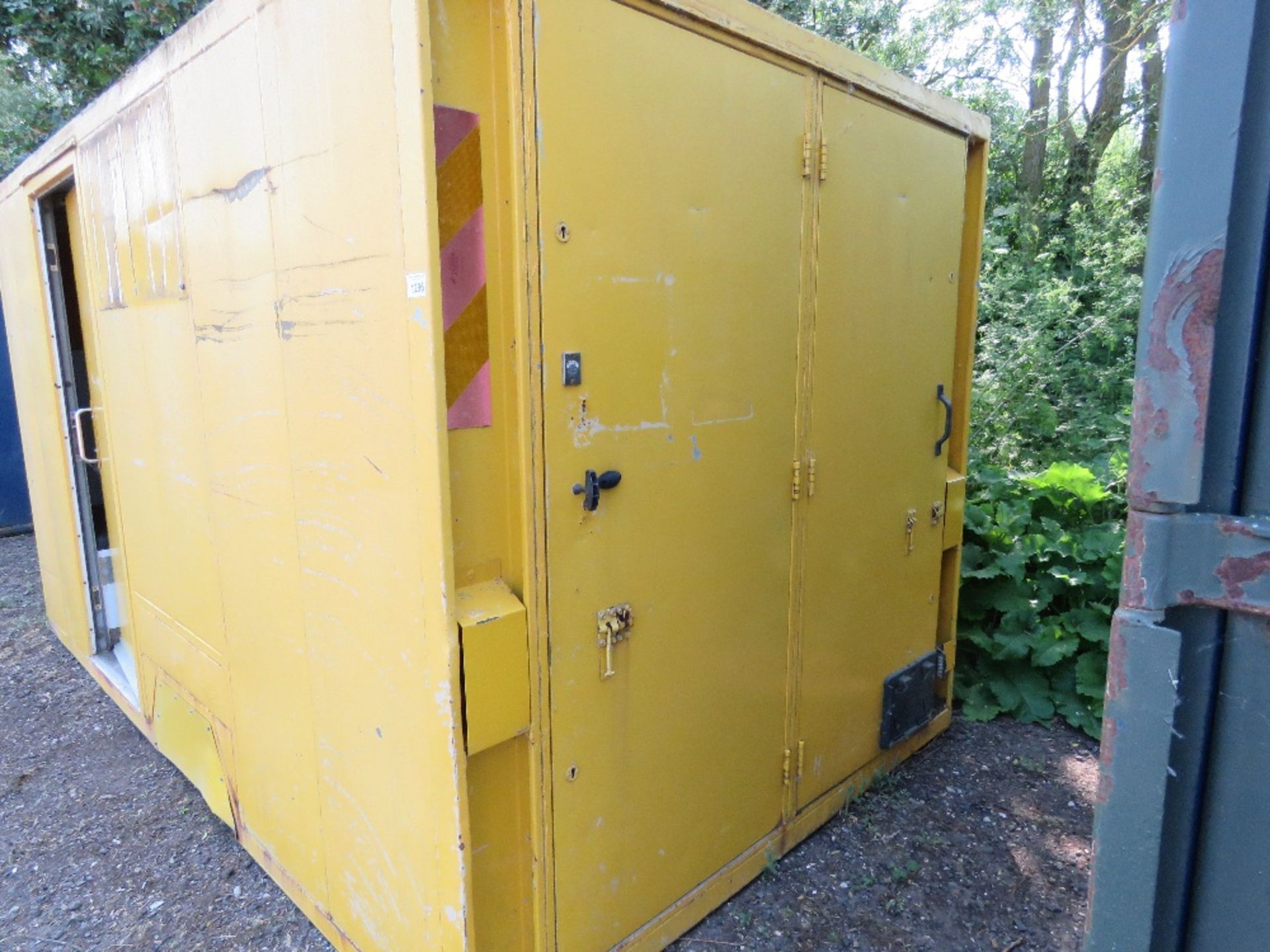 TOWED WELFARE UNIT WITH 6KVA HGI GENERATOR, TOILET AND CANTEEN AREA. WHEELS DEPLOYED BY AIR, SMALL C - Image 2 of 9