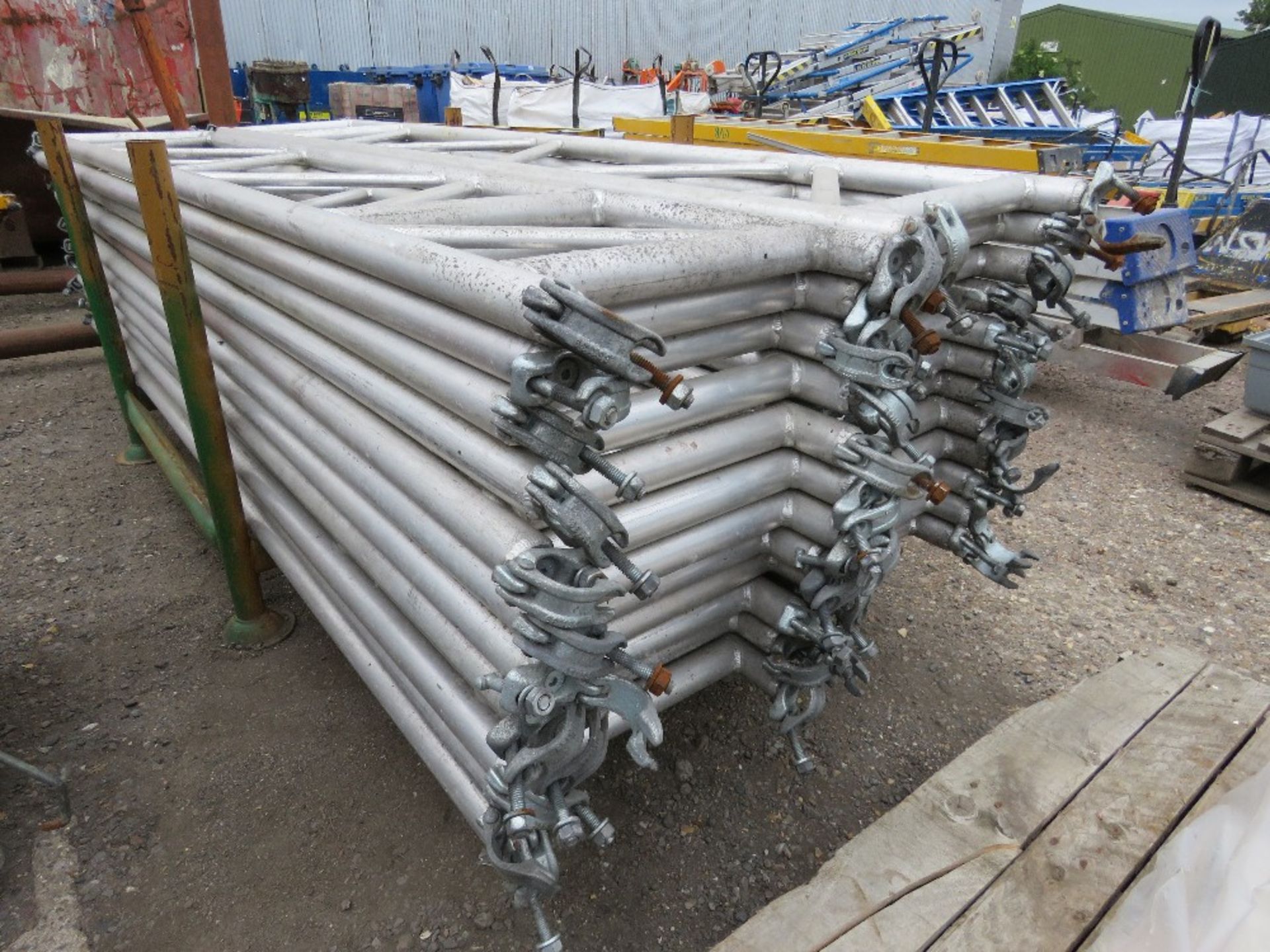 STILLAGE CONTAINING 24NO ALUMINIUM LATTICE BEAM SCAFFOLD SUPPORTS, 450MM WIDTH X 2.5M LENGTH APPROX. - Image 4 of 5
