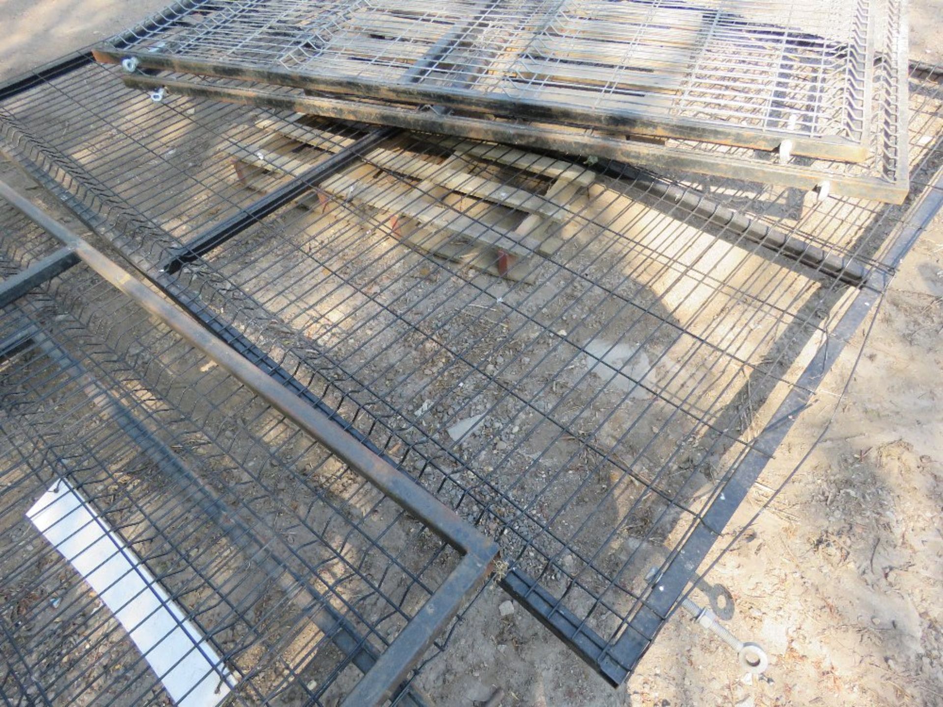 SINGLE HEAVY DUTY MESH COVERED YARD GATE, 2.35M HEIGHT X 3M WIDTH APPROX. THIS LOT IS SOLD UNDER - Image 2 of 4