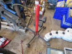HYDRAULIC TRANSMISSION JACK. WHEN TESTED WAS SEEN TO LIFT AND LOWER. THIS LOT IS SOLD UNDER THE A